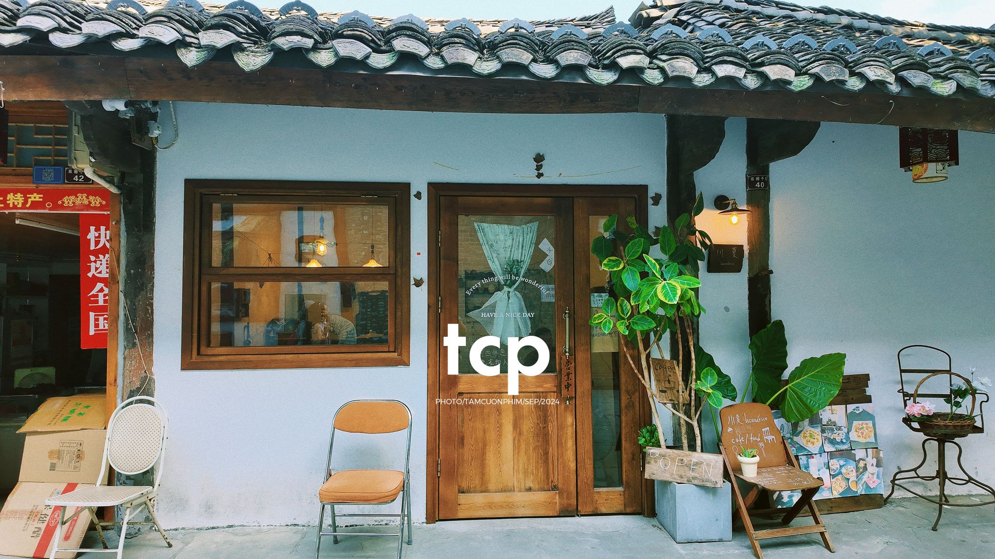 Tám Cuộn Phim - Nắng vàng trên mái ngói rêu phong