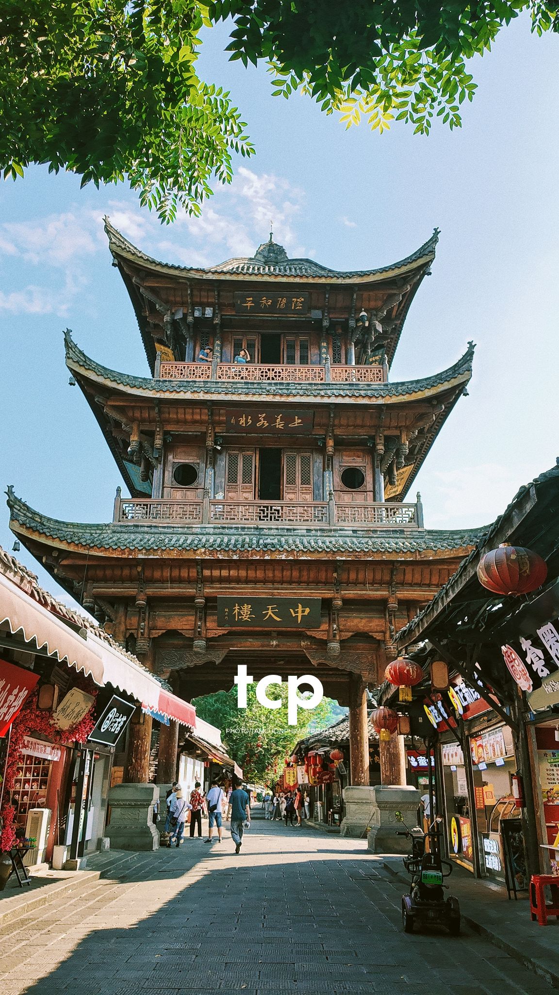 Tám Cuộn Phim - Nắng vàng trên mái ngói rêu phong