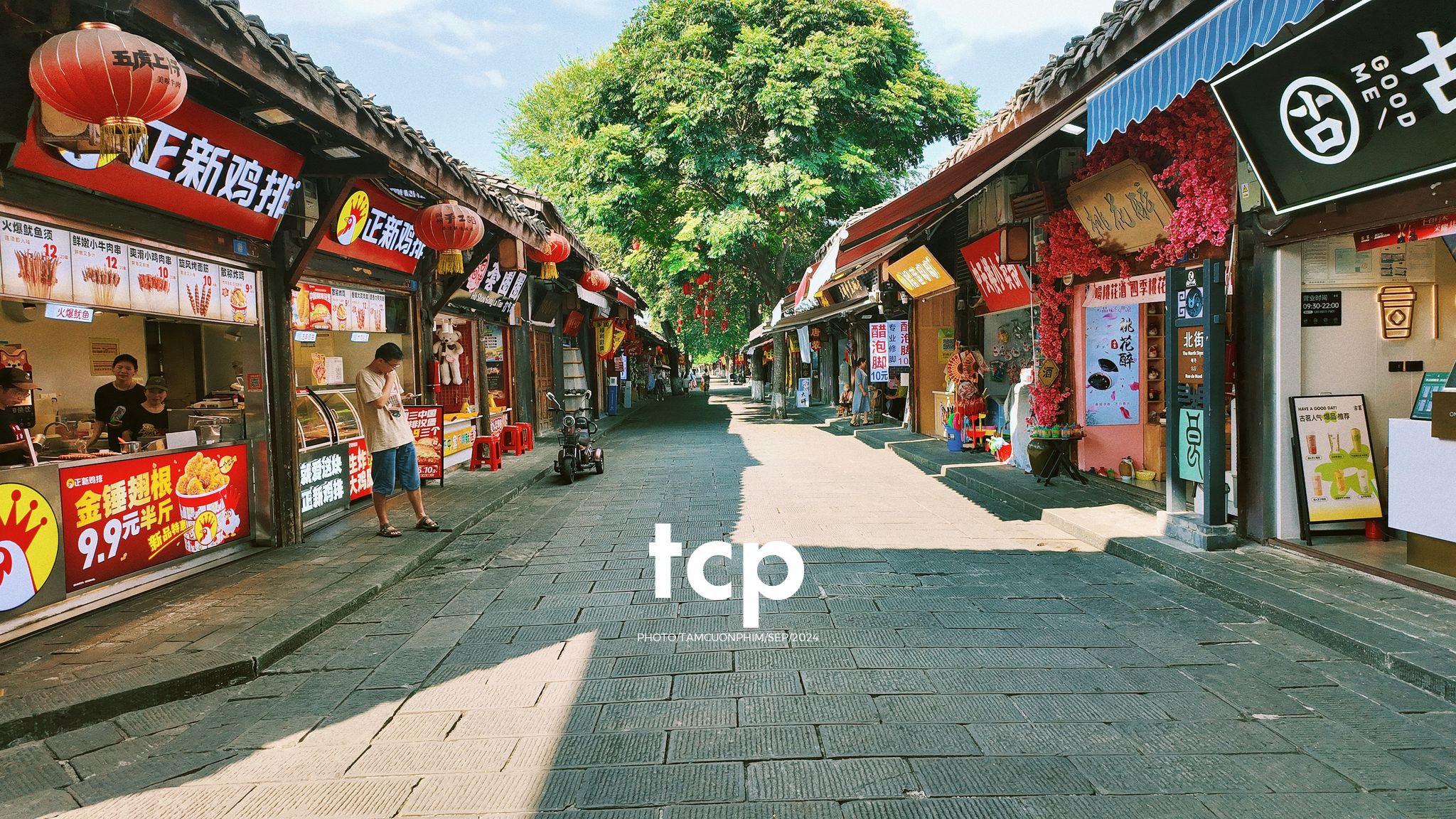 Tám Cuộn Phim - Nắng vàng trên mái ngói rêu phong