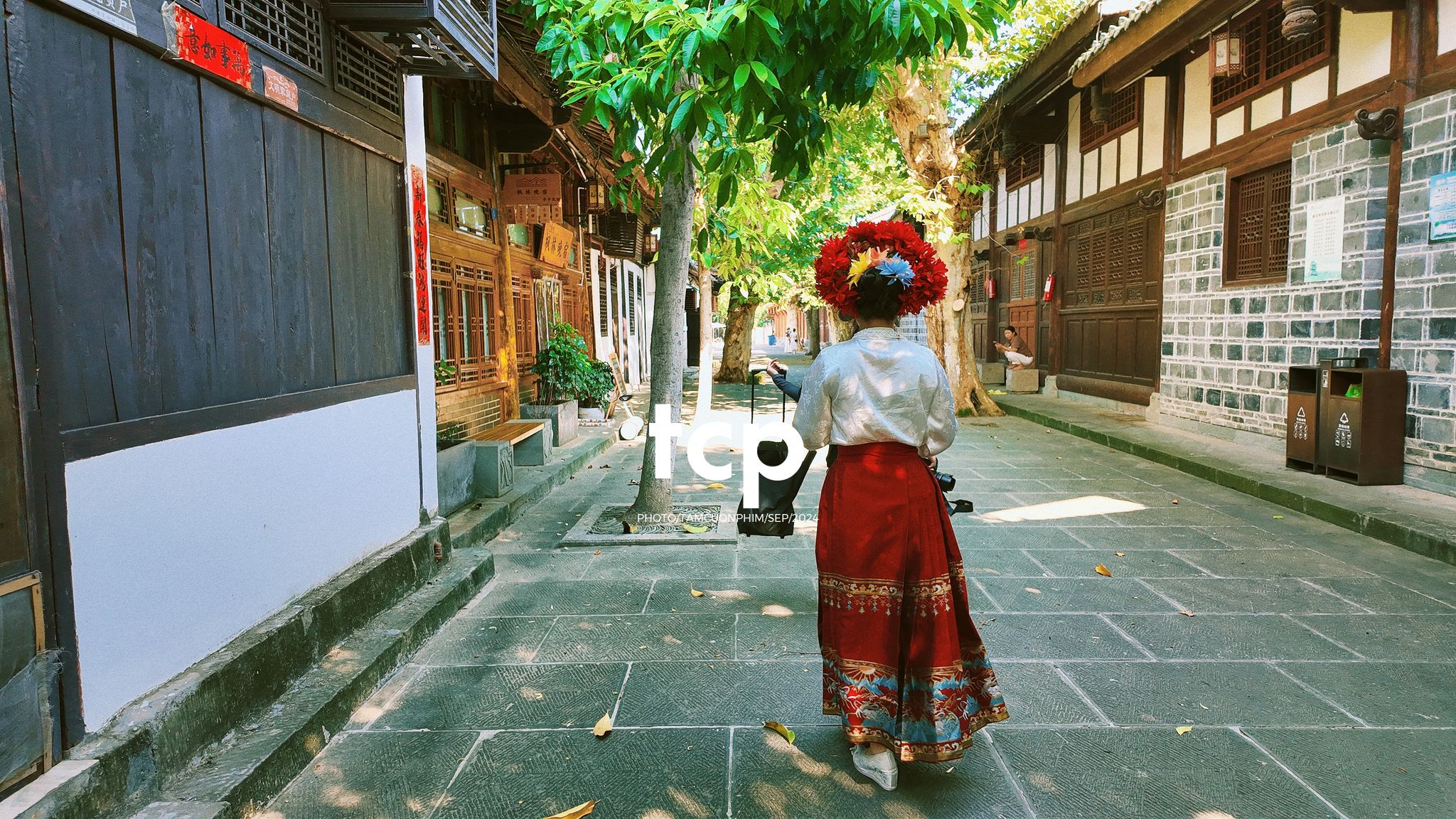 Tám Cuộn Phim - Nắng vàng trên mái ngói rêu phong