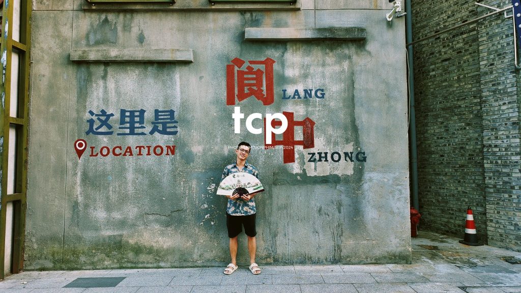 Tám Cuộn Phim - Nắng vàng trên mái ngói rêu phong