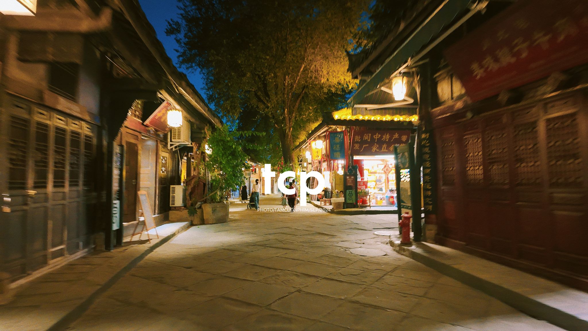 Tám Cuộn Phim - Nắng vàng trên mái ngói rêu phong