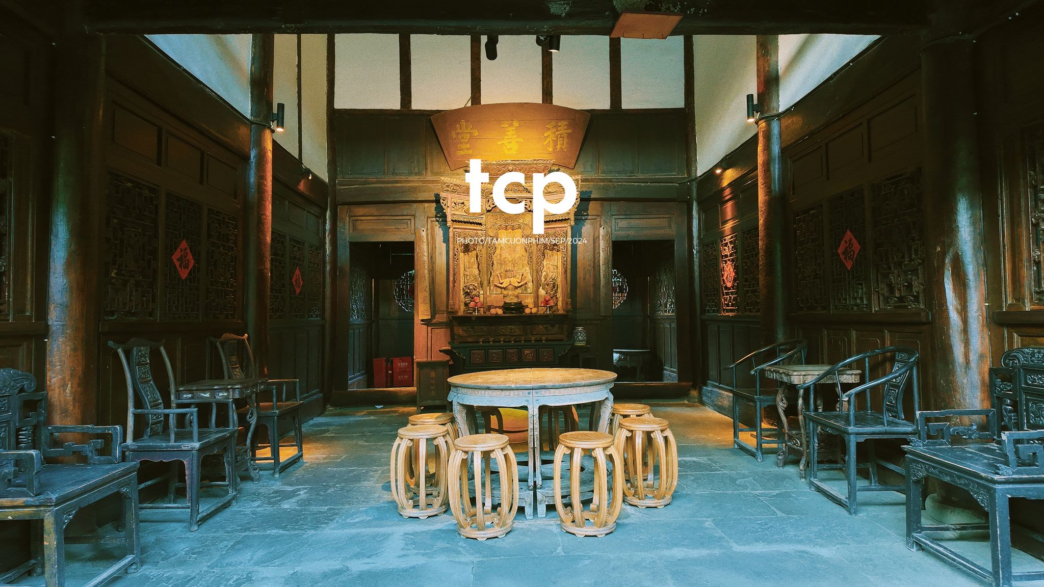 Tám Cuộn Phim - Nắng vàng trên mái ngói rêu phong