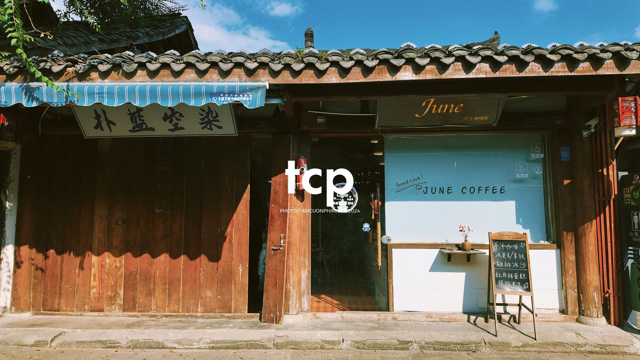 Tám Cuộn Phim - Nắng vàng trên mái ngói rêu phong