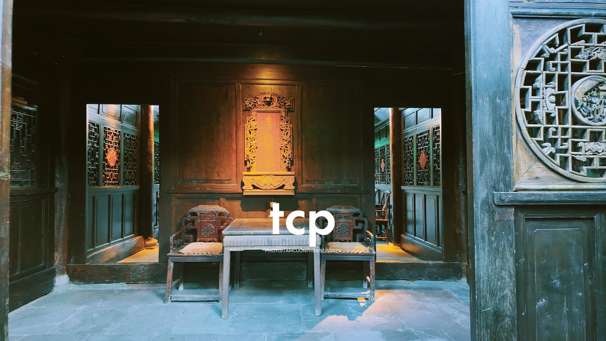 Tám Cuộn Phim - Nắng vàng trên mái ngói rêu phong