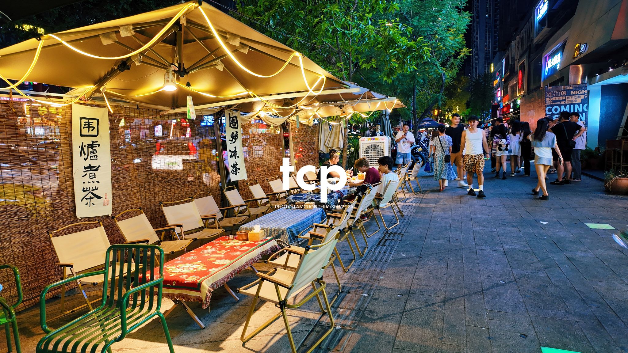 Tám Cuộn Phim - Ai mà chẳng mê mẩn những chuyến đi chơi đêm quên lối về chứ?