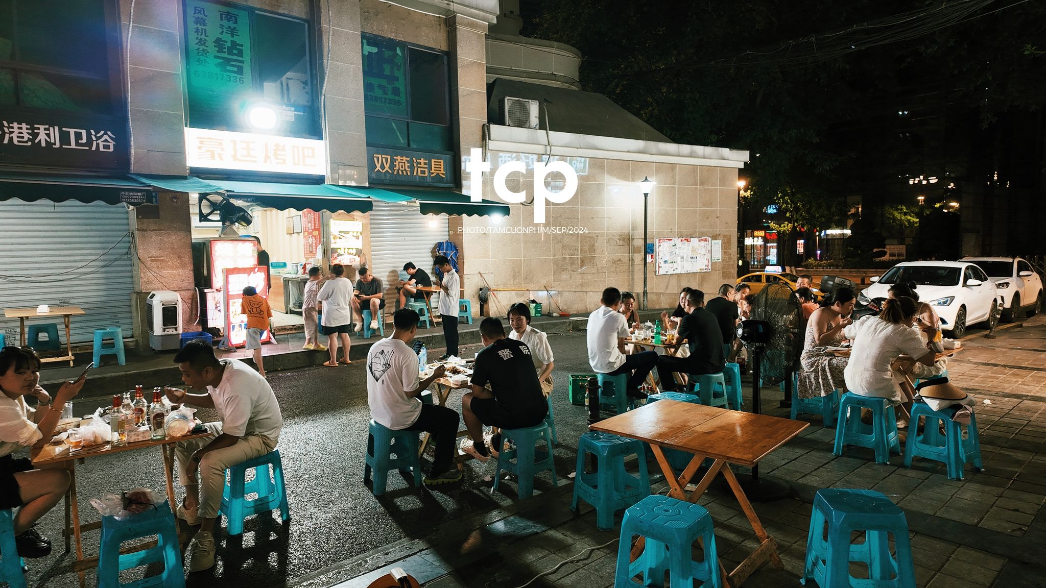 Tám Cuộn Phim - Ai mà chẳng mê mẩn những chuyến đi chơi đêm quên lối về chứ?