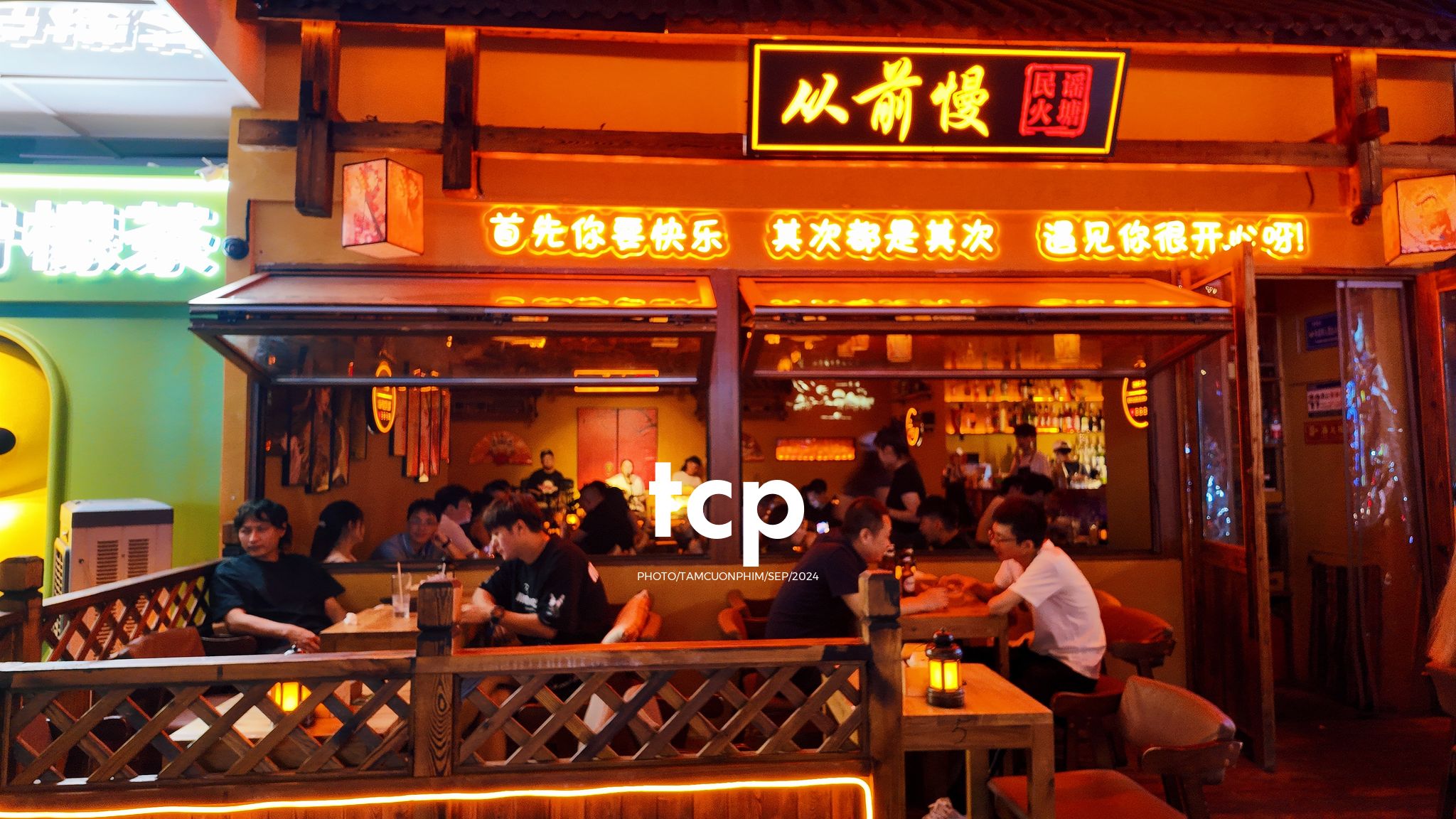 Tám Cuộn Phim - Ai mà chẳng mê mẩn những chuyến đi chơi đêm quên lối về chứ?