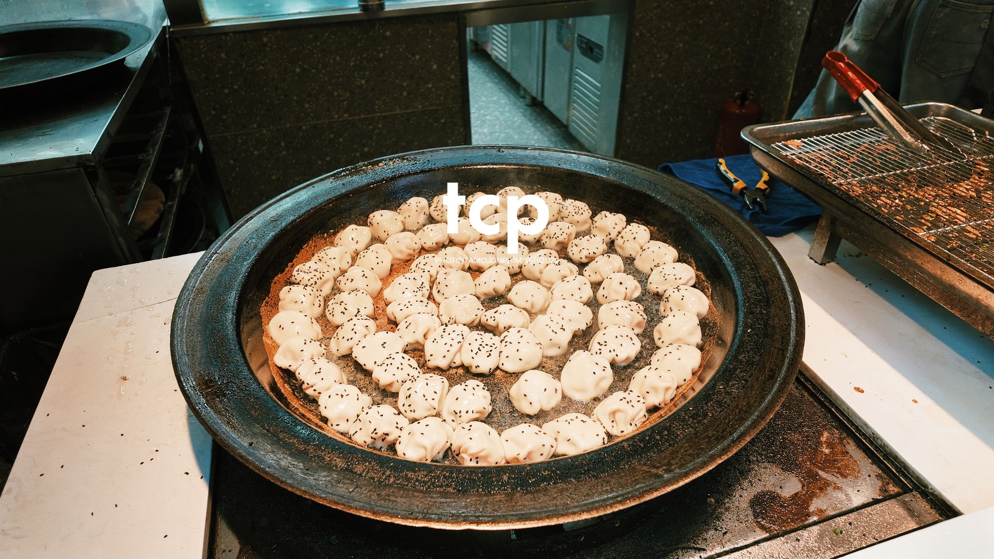 Tám Cuộn Phim - Có ai thấy nhớ những chuyến đi lang thang dọc phố phường không?