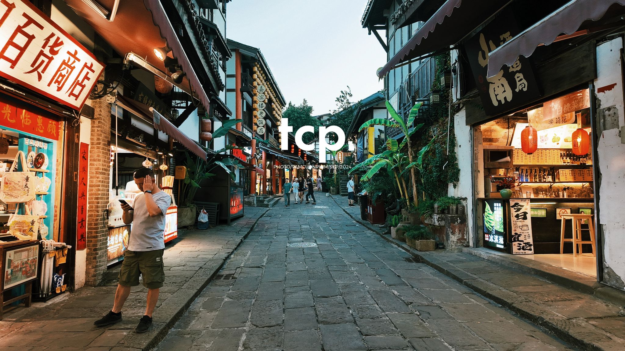 Tám Cuộn Phim - Có ai thấy nhớ những chuyến đi lang thang dọc phố phường không?