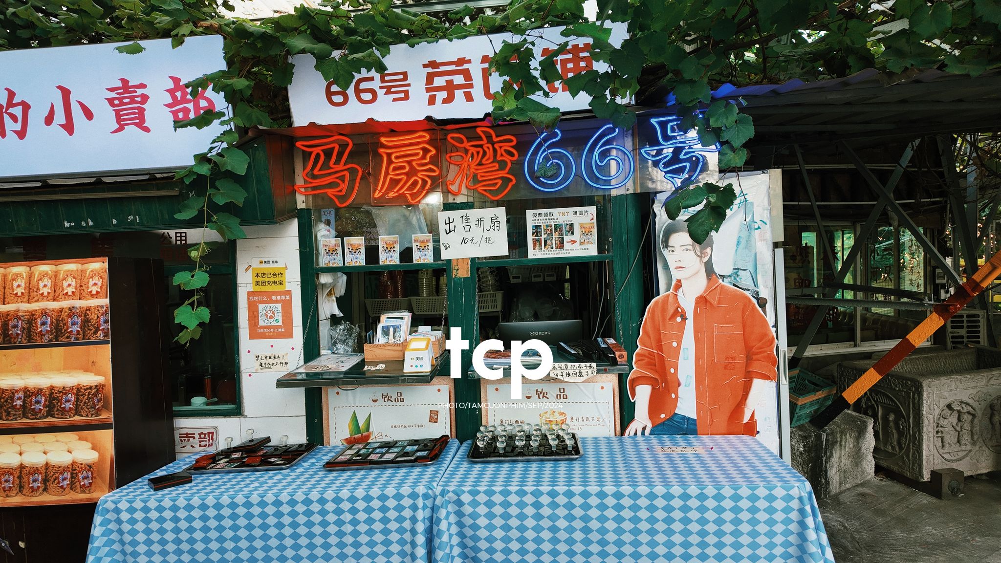 Tám Cuộn Phim - Có ai thấy nhớ những chuyến đi lang thang dọc phố phường không?