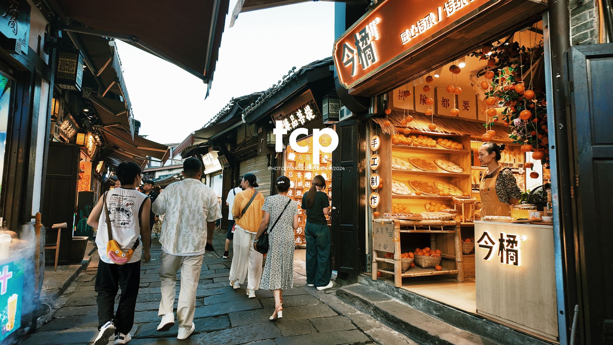 Tám Cuộn Phim - Có ai thấy nhớ những chuyến đi lang thang dọc phố phường không?