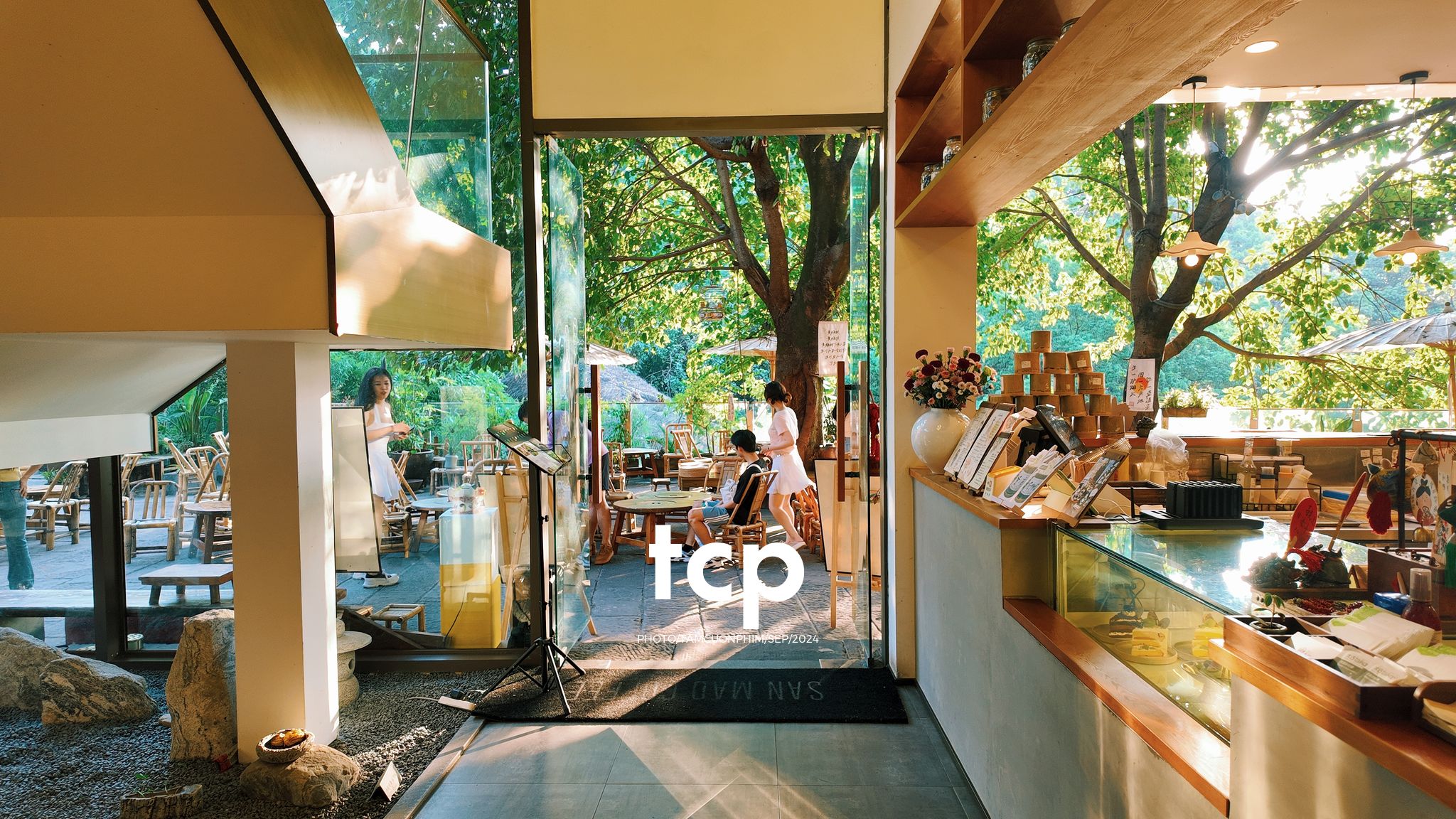 Tám Cuộn Phim - Lần đầu ghé quán đúng lúc nắng đẹp