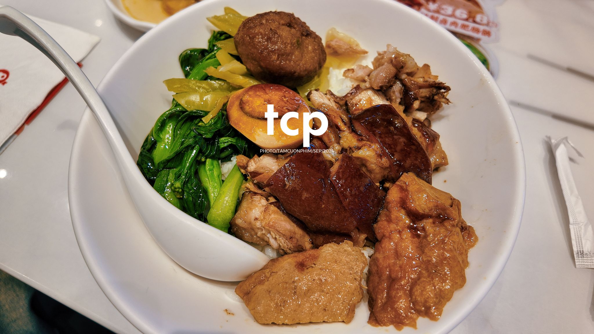 Tám Cuộn Phim - Có ai từng lạc lối giữa những tòa nhà chọc trời mà vẫn thấy vui không?