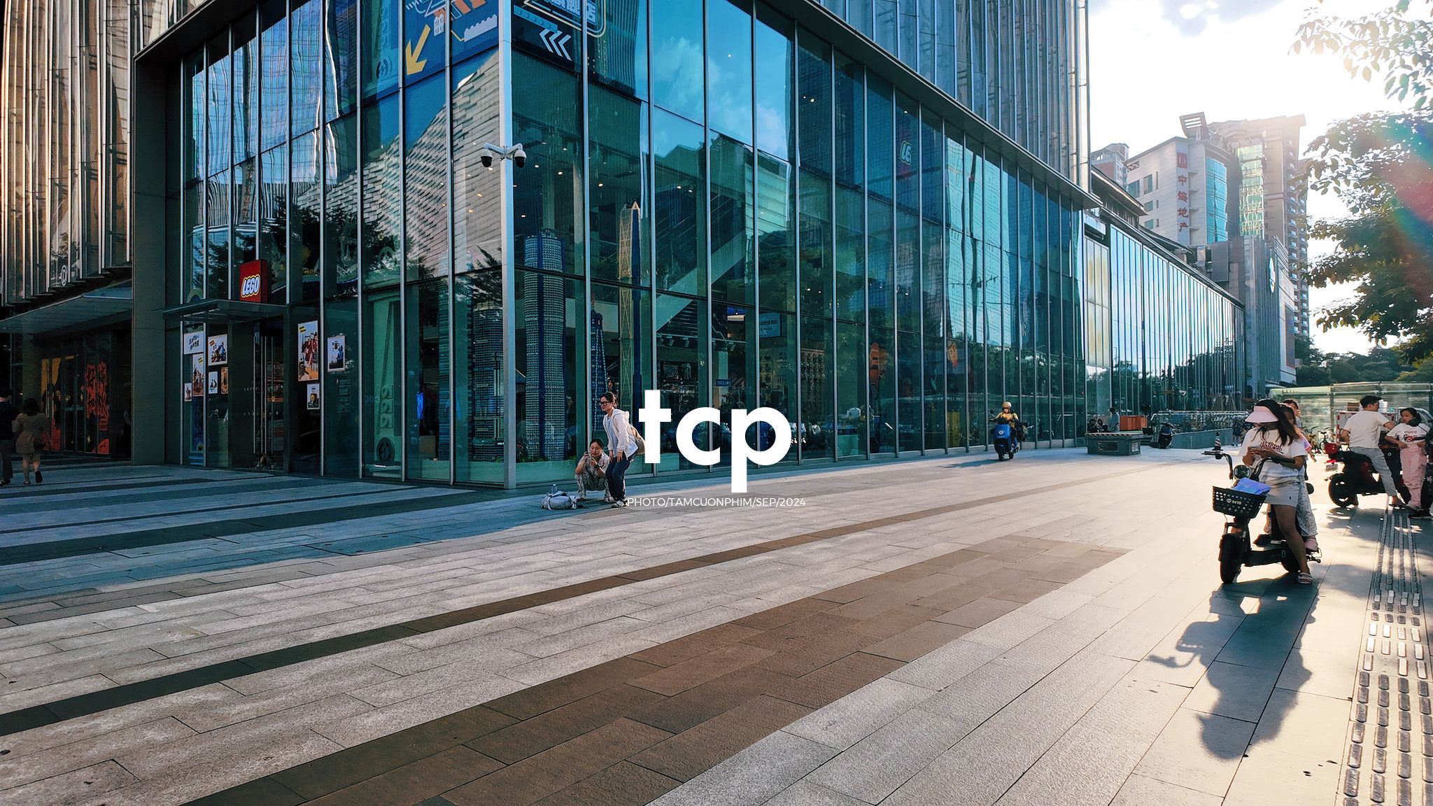 Tám Cuộn Phim - Có ai từng lạc lối giữa những tòa nhà chọc trời mà vẫn thấy vui không?