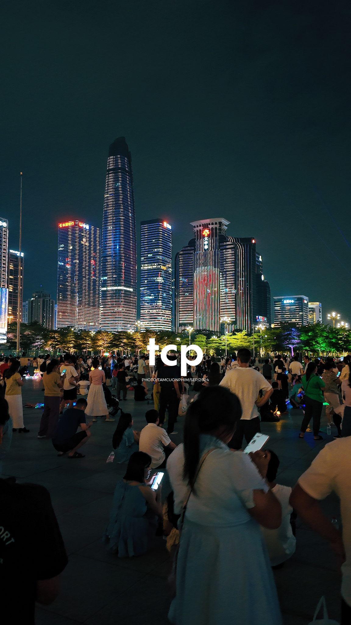 Tám Cuộn Phim - Có ai từng lạc lối giữa những tòa nhà chọc trời mà vẫn thấy vui không?