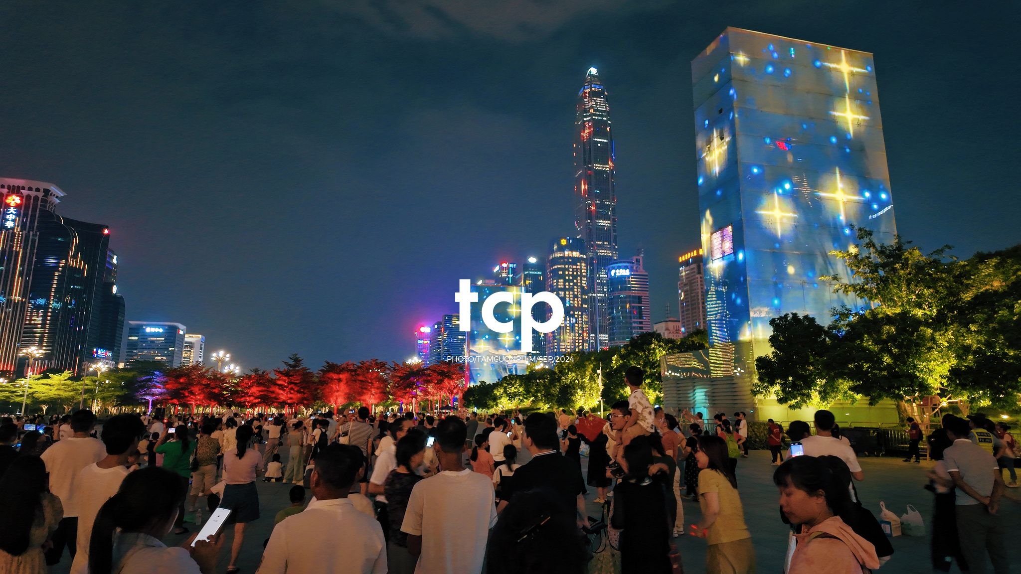 Tám Cuộn Phim - Có ai từng lạc lối giữa những tòa nhà chọc trời mà vẫn thấy vui không?