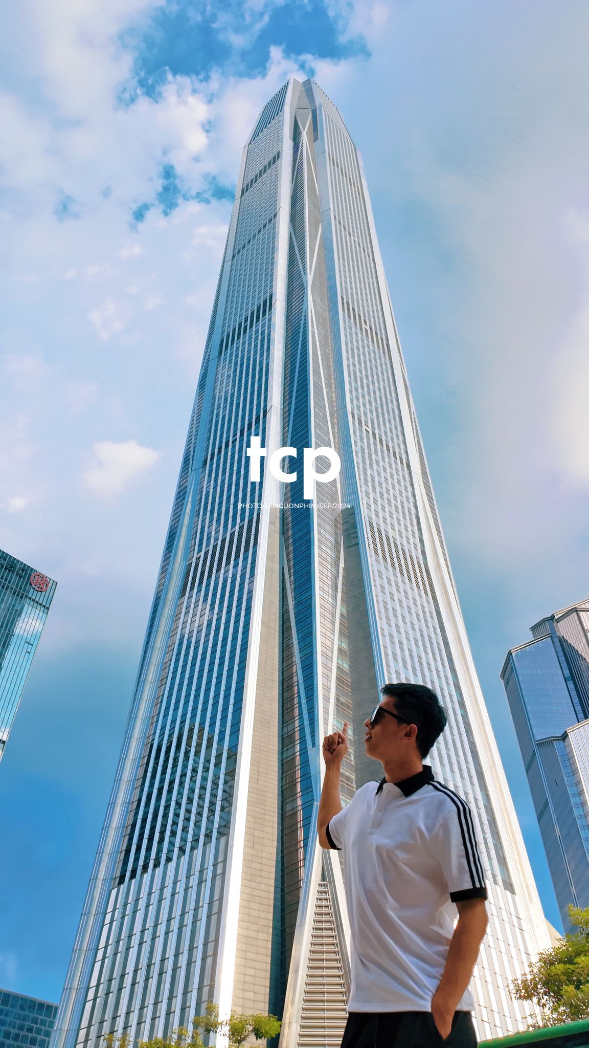 Tám Cuộn Phim - Có ai từng lạc lối giữa những tòa nhà chọc trời mà vẫn thấy vui không?