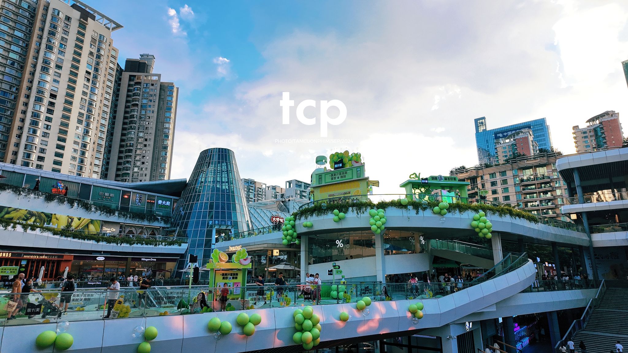 Tám Cuộn Phim - Có ai từng lạc lối giữa những tòa nhà chọc trời mà vẫn thấy vui không?