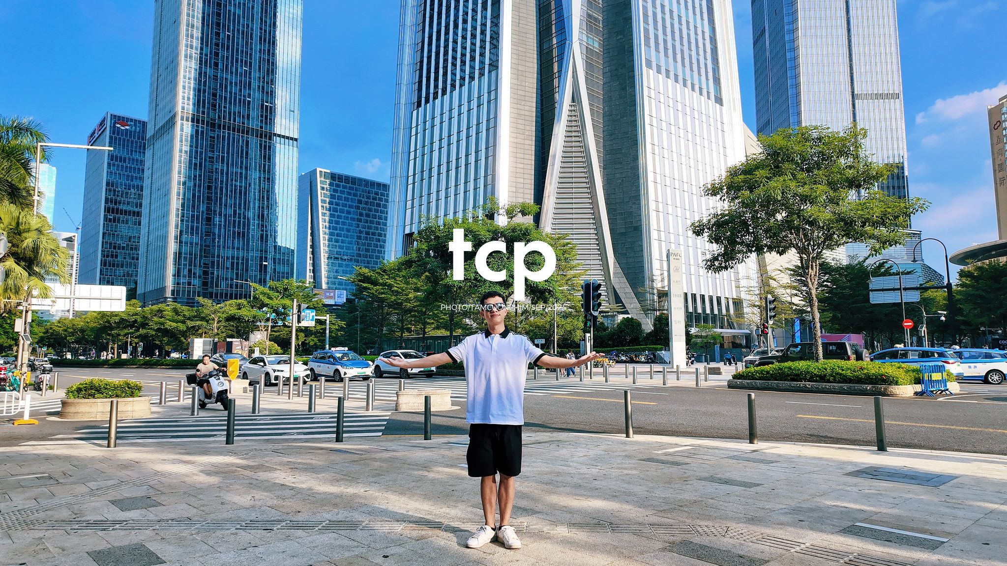 Tám Cuộn Phim - Có ai từng lạc lối giữa những tòa nhà chọc trời mà vẫn thấy vui không?