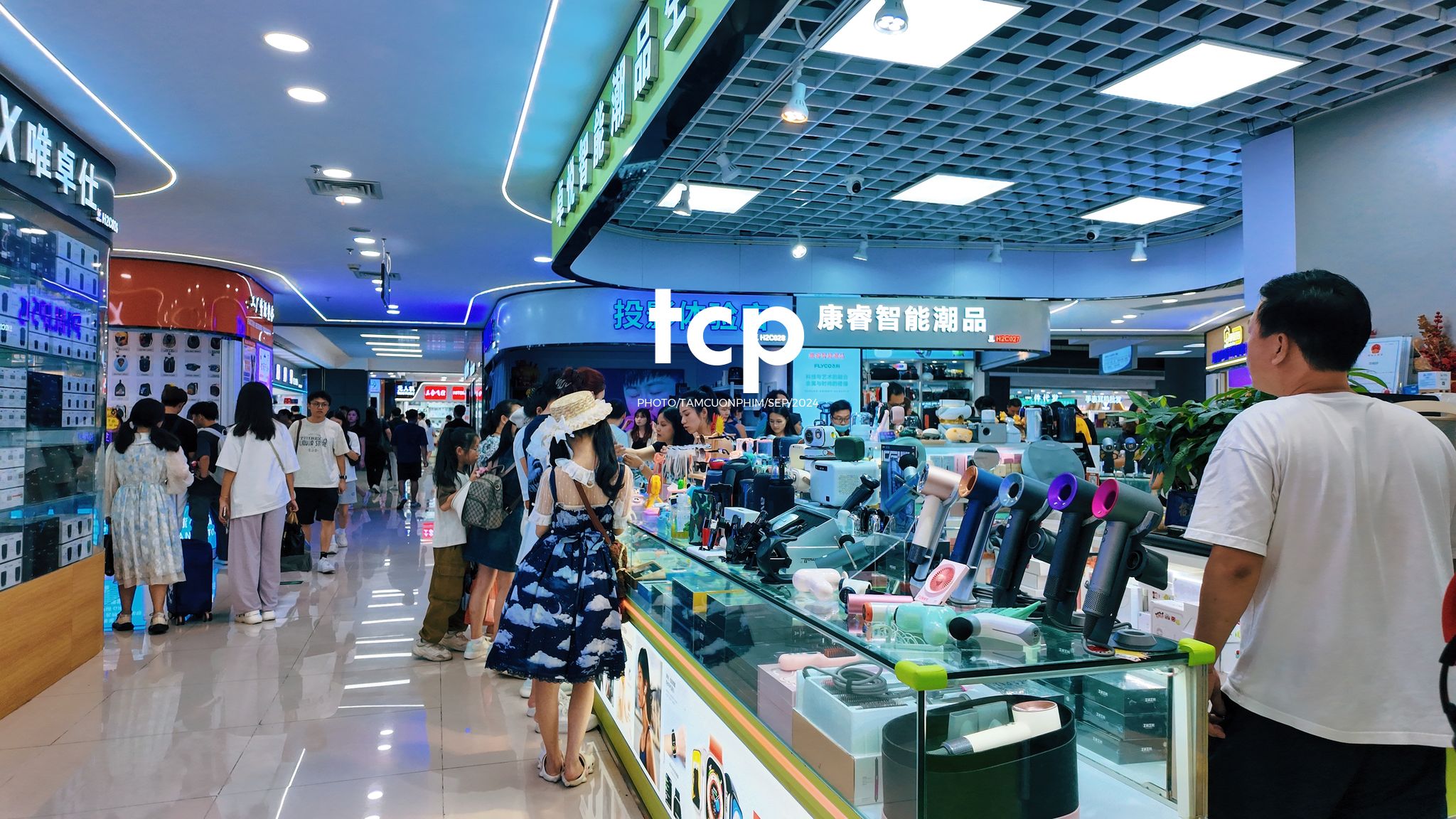 Tám Cuộn Phim - Có ai từng lạc lối giữa những tòa nhà chọc trời mà vẫn thấy vui không?