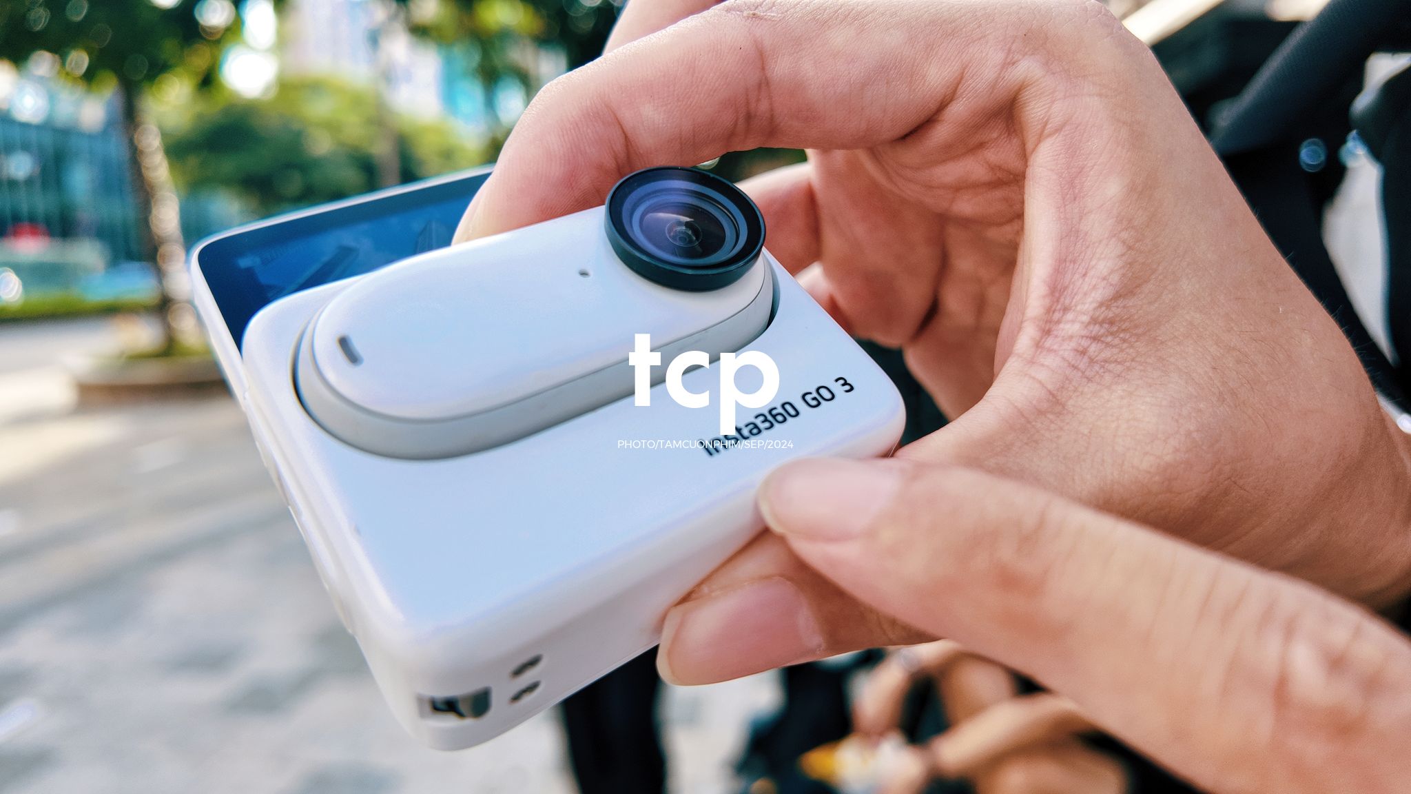 Tám Cuộn Phim - Có ai từng lạc lối giữa những tòa nhà chọc trời mà vẫn thấy vui không?