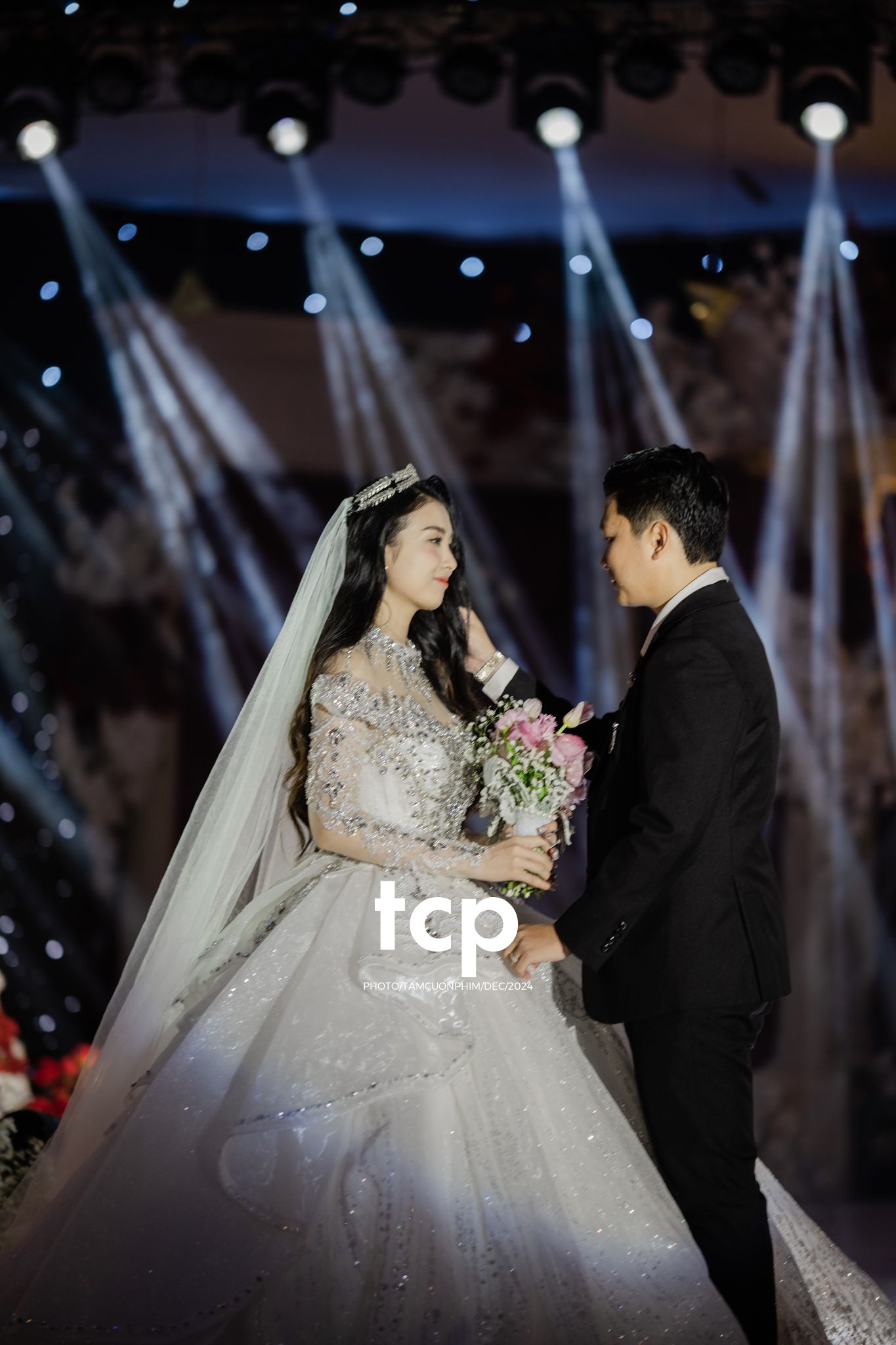 Tám Cuộn Phim - Khoảnh khắc rạng rỡ của tình yêu đôi lứa