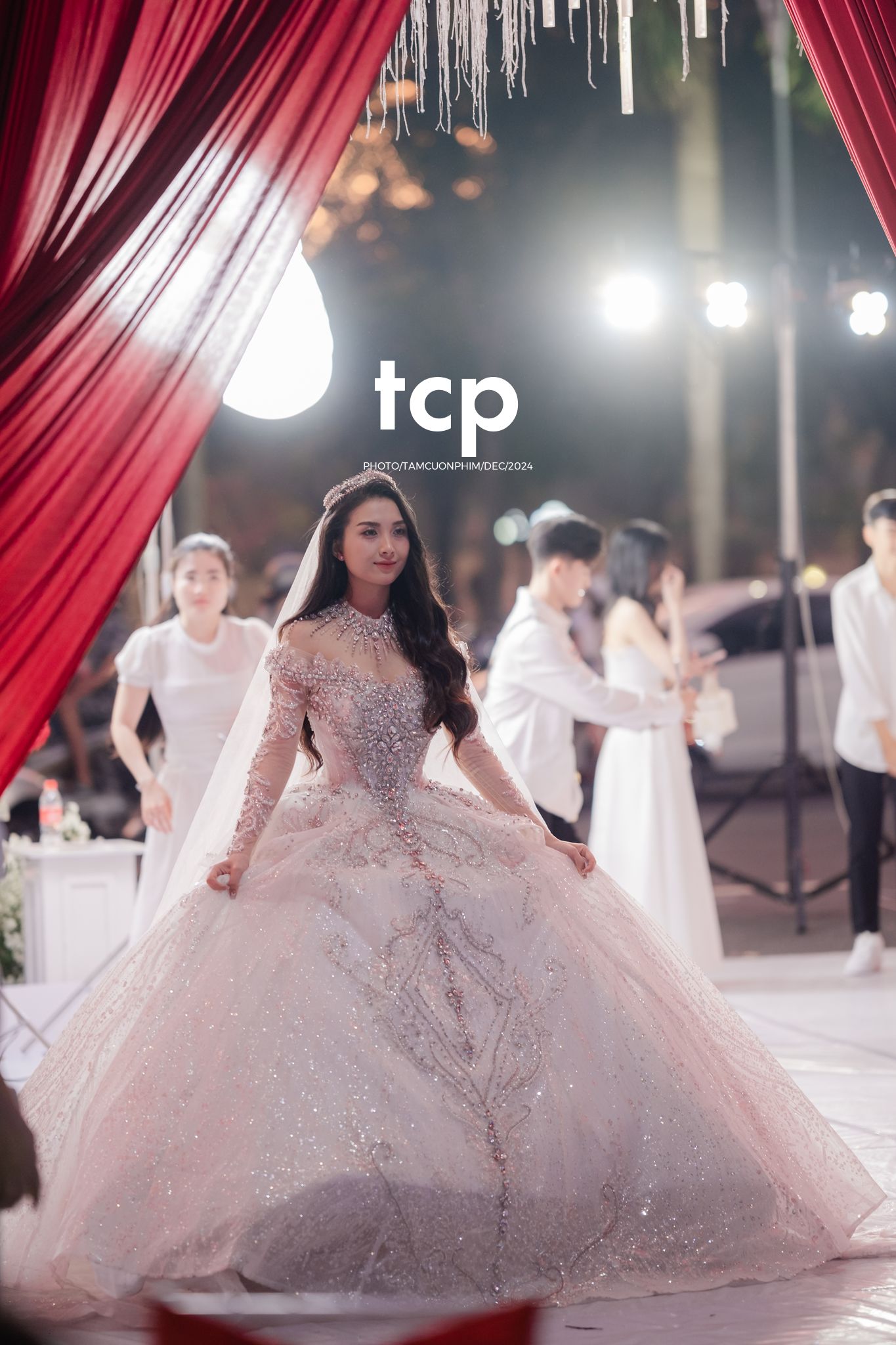 Tám Cuộn Phim - Khoảnh khắc rạng rỡ của tình yêu đôi lứa