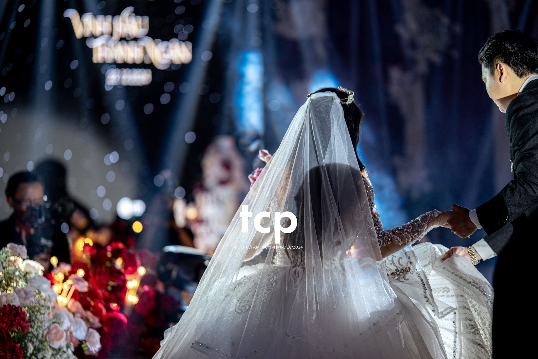 Tám Cuộn Phim - Khoảnh khắc rạng rỡ của tình yêu đôi lứa