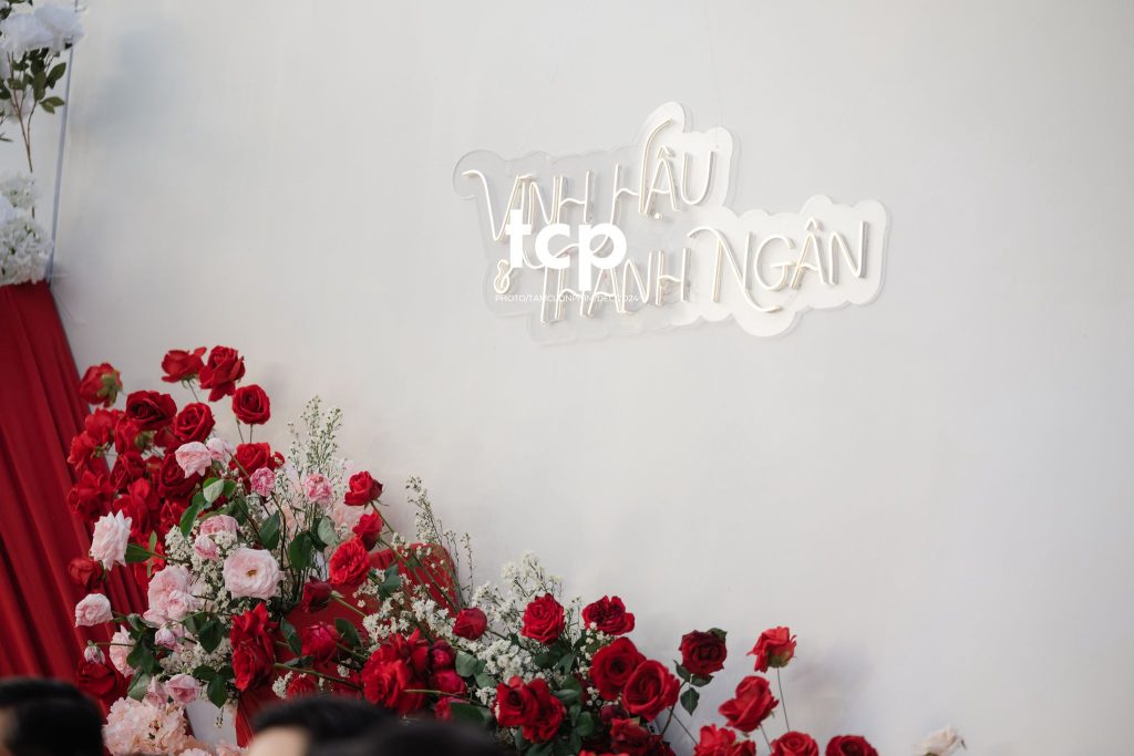 Tám Cuộn Phim - Khoảnh khắc rạng rỡ của tình yêu đôi lứa