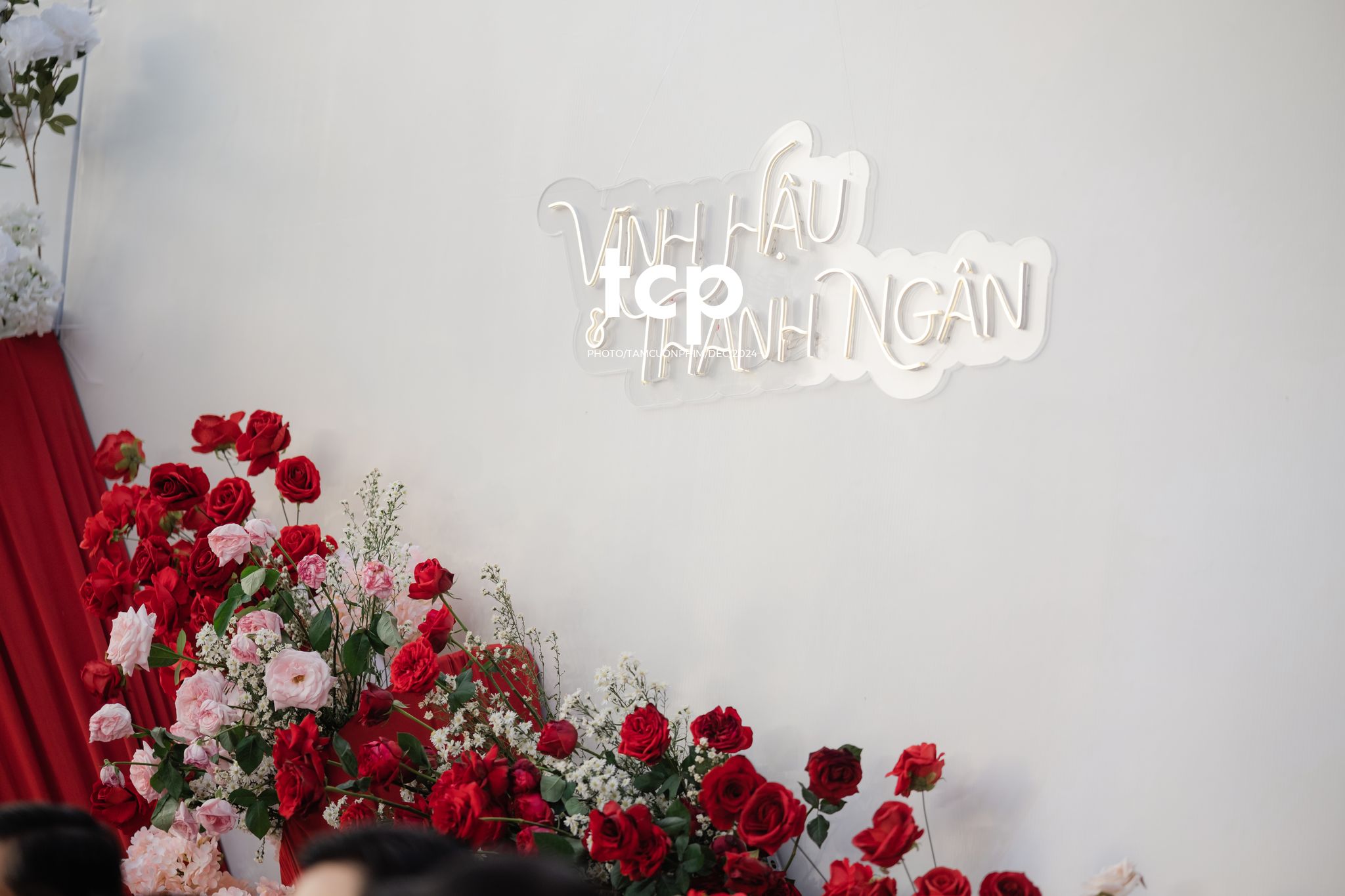 Tám Cuộn Phim - Khoảnh khắc rạng rỡ của tình yêu đôi lứa