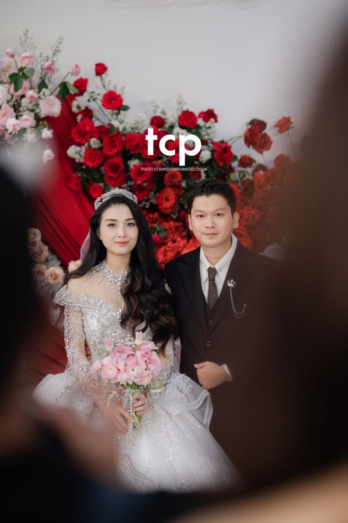 Tám Cuộn Phim - Khoảnh khắc rạng rỡ của tình yêu đôi lứa