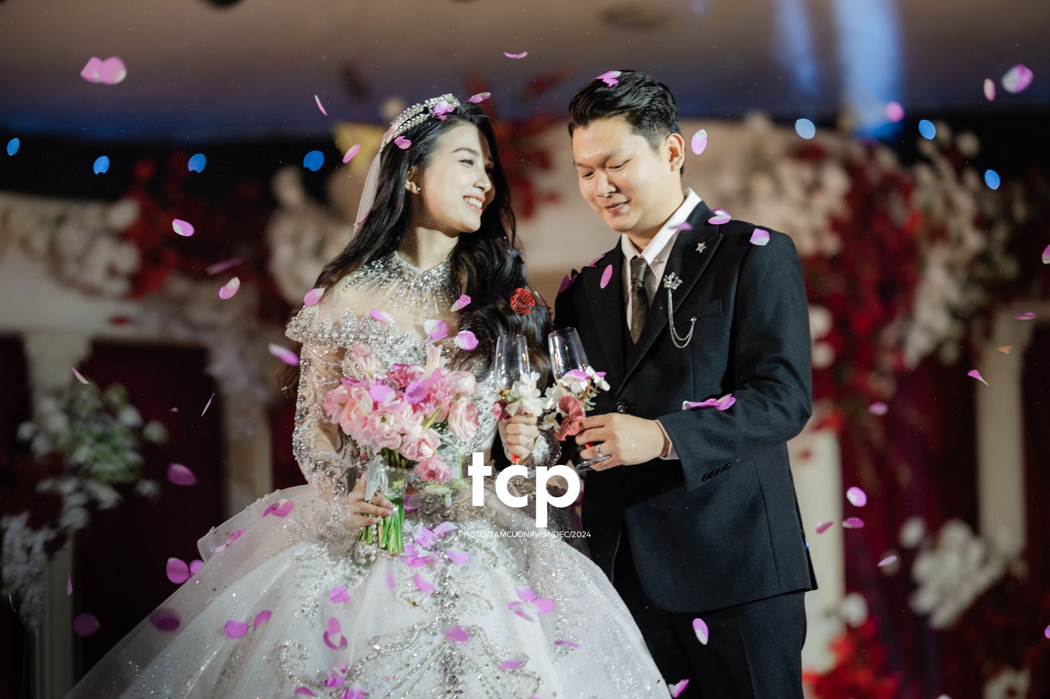 Tám Cuộn Phim - Khoảnh khắc rạng rỡ của tình yêu đôi lứa