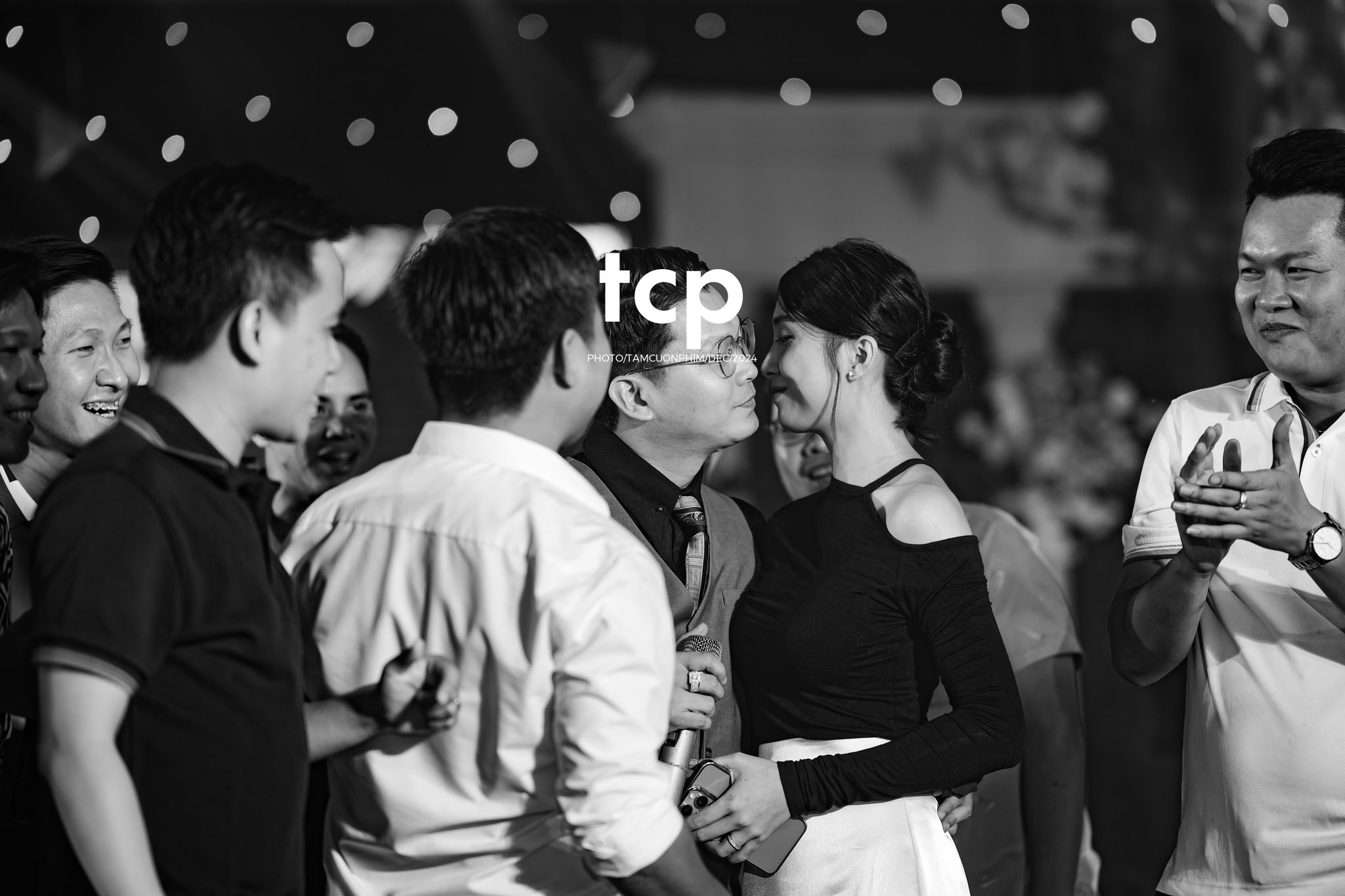 Tám Cuộn Phim - Khoảnh khắc rạng rỡ của tình yêu đôi lứa