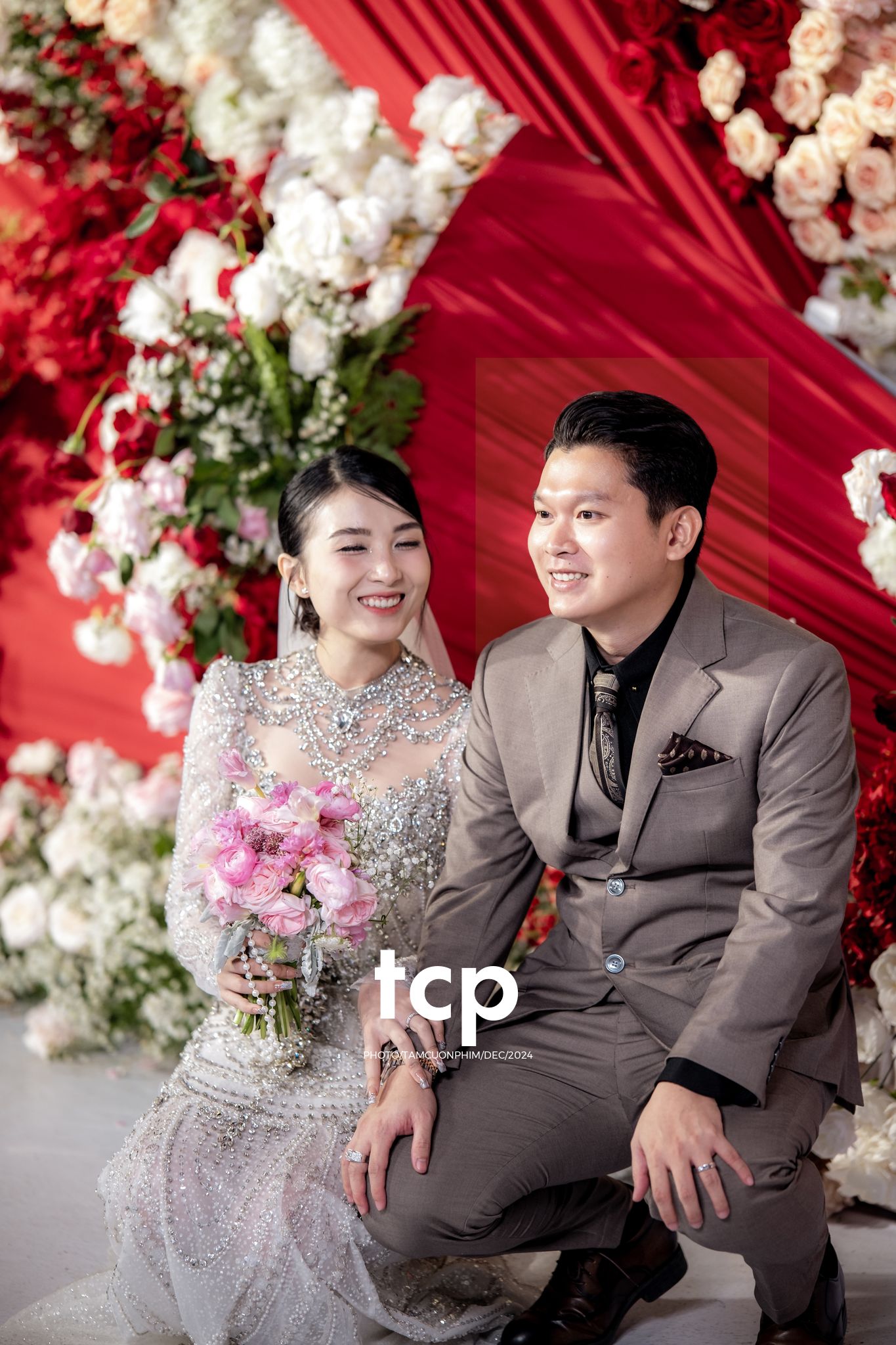 Tám Cuộn Phim - Khoảnh khắc rạng rỡ của tình yêu đôi lứa