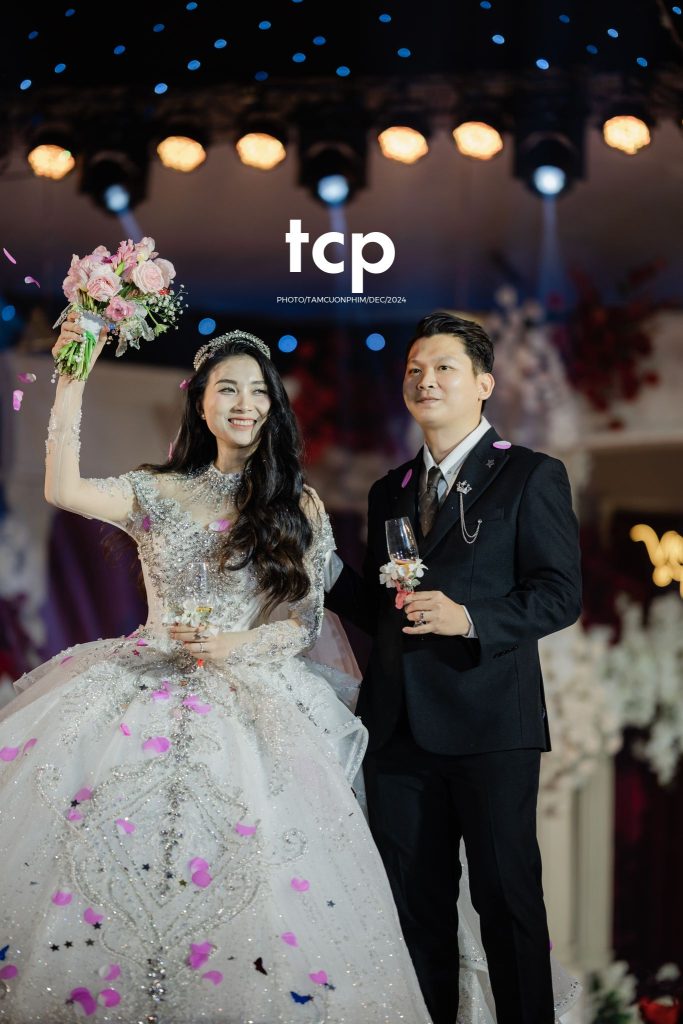 Tám Cuộn Phim - Khoảnh khắc rạng rỡ của tình yêu đôi lứa