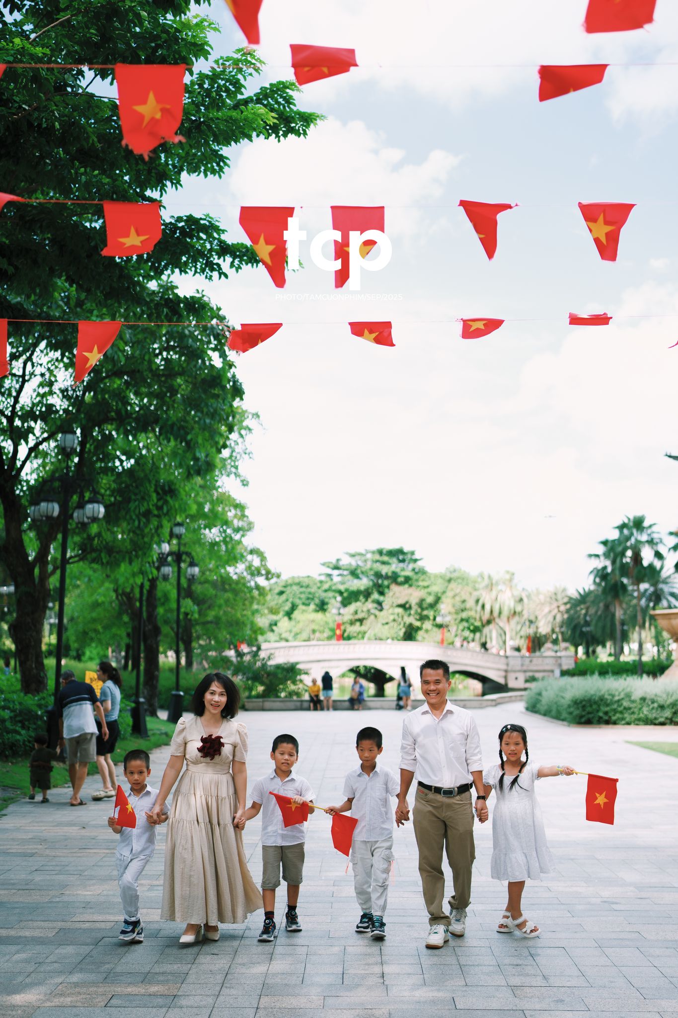 Tám Cuộn Phim - Nhịp điệu xanh và những mảnh ghép đời thường