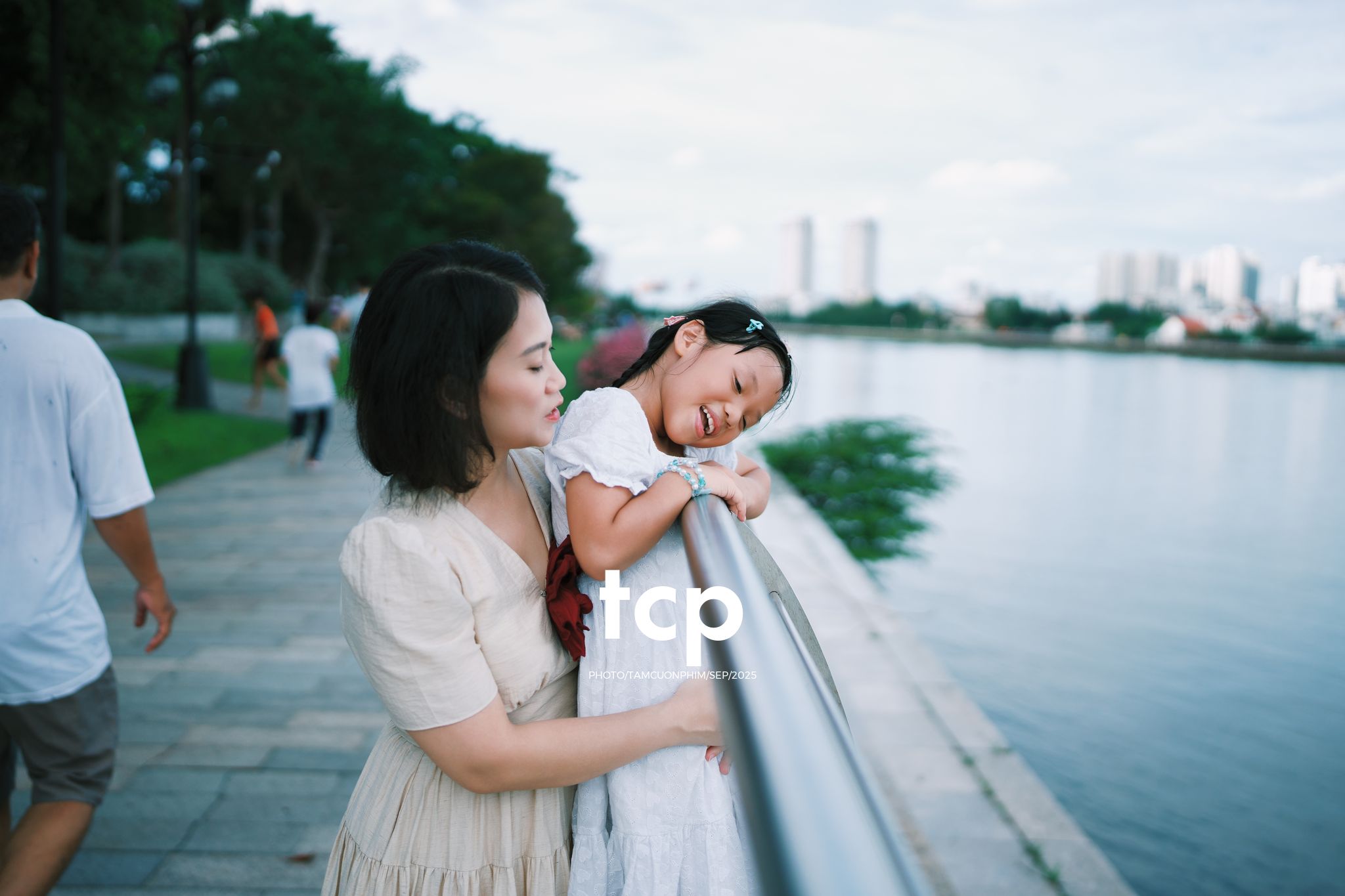 Tám Cuộn Phim - Nhịp điệu xanh và những mảnh ghép đời thường