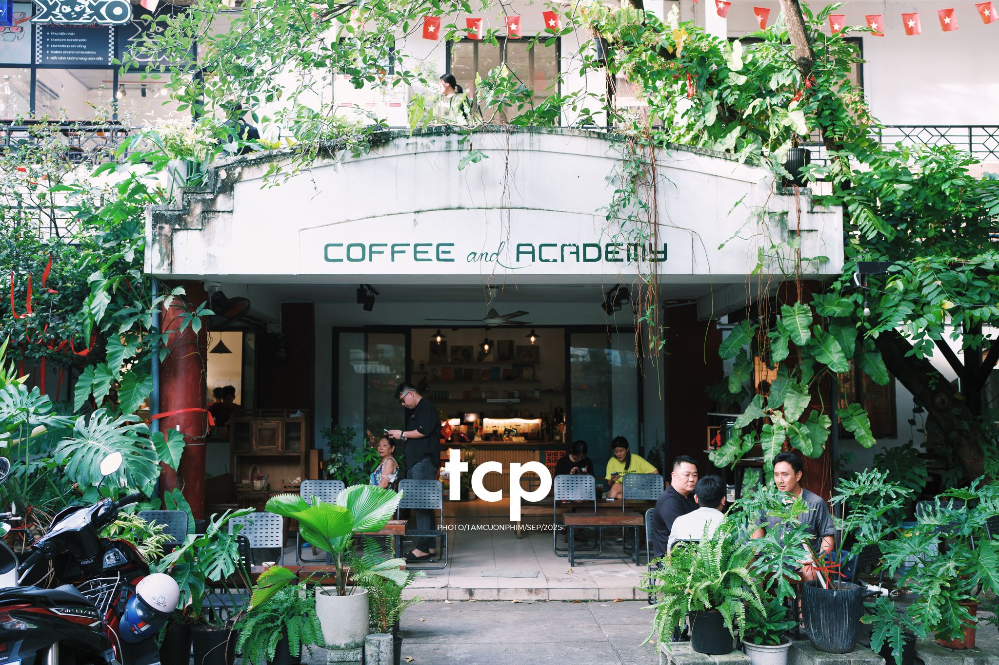 Tám Cuộn Phim - Góc nhỏ bình yên cho tâm hồn "ghiền" cafe