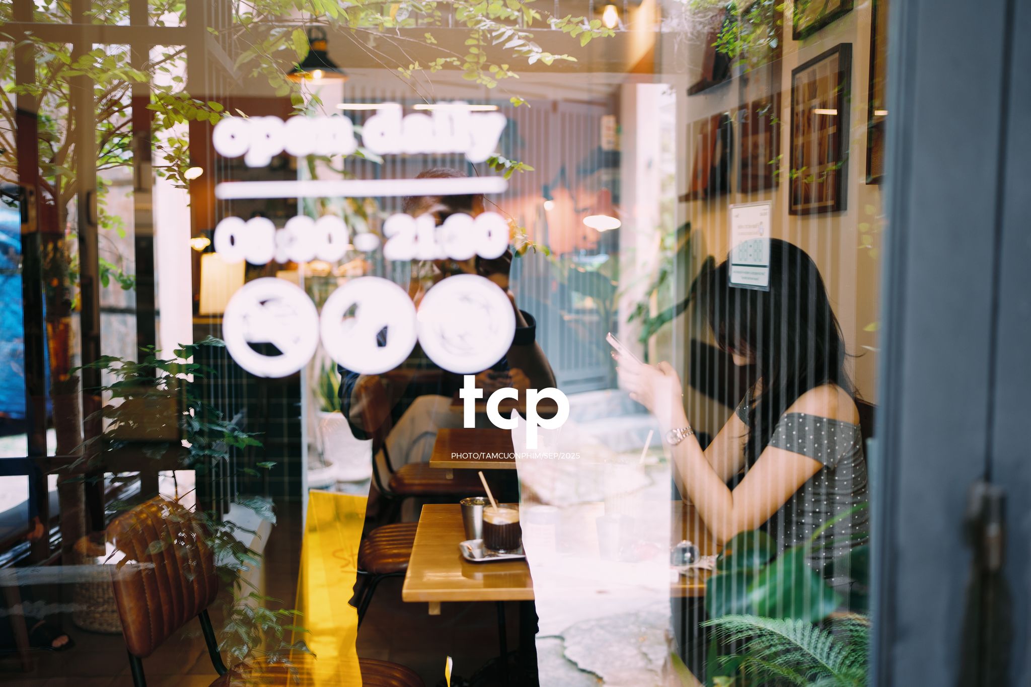 Tám Cuộn Phim - Góc nhỏ bình yên cho tâm hồn "ghiền" cafe