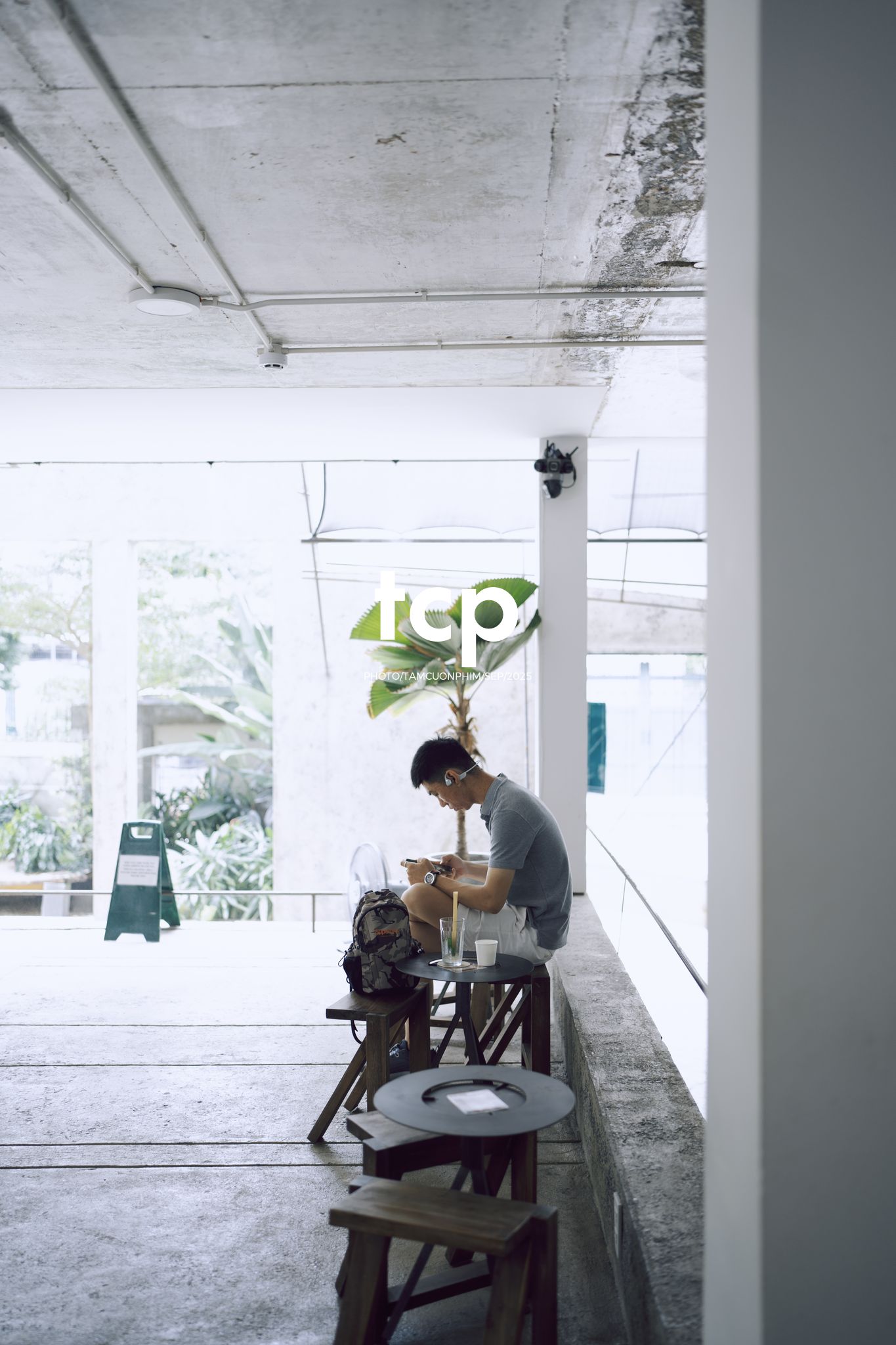 Tám Cuộn Phim - Chất cảm bê tông và những khoảng sáng hữu cơ