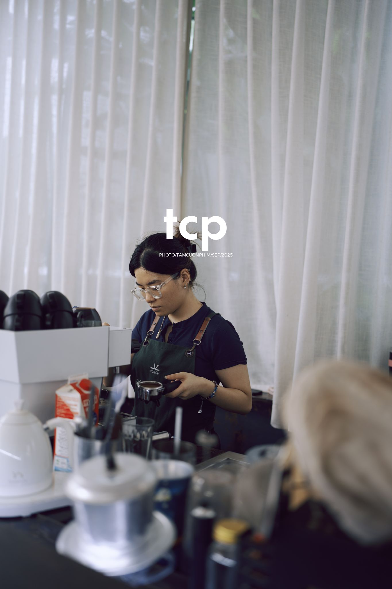 Tám Cuộn Phim - Chất cảm bê tông và những khoảng sáng hữu cơ