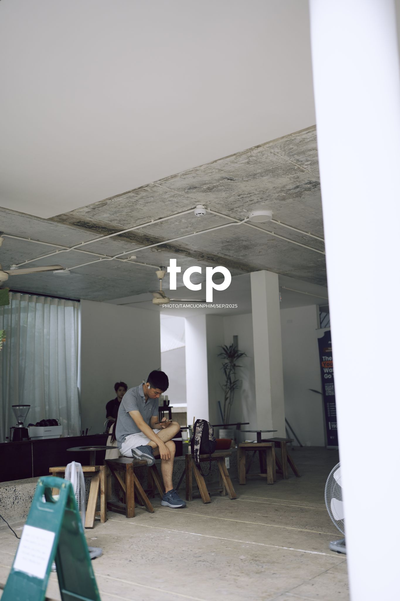 Tám Cuộn Phim - Chất cảm bê tông và những khoảng sáng hữu cơ