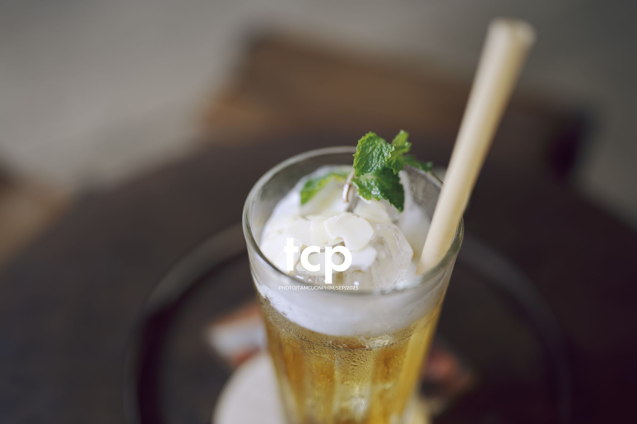 Tám Cuộn Phim - Chất cảm bê tông và những khoảng sáng hữu cơ