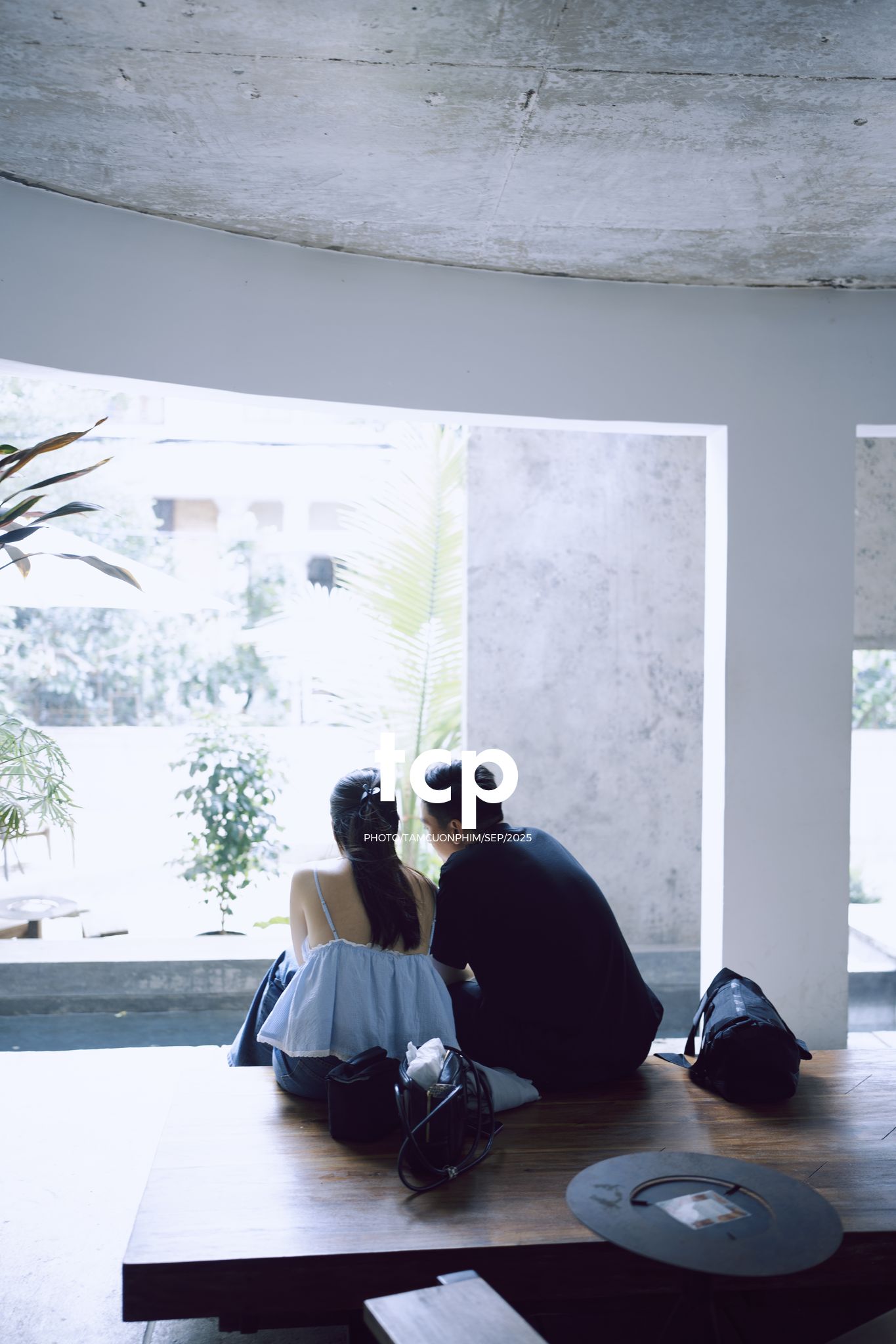 Tám Cuộn Phim - Chất cảm bê tông và những khoảng sáng hữu cơ