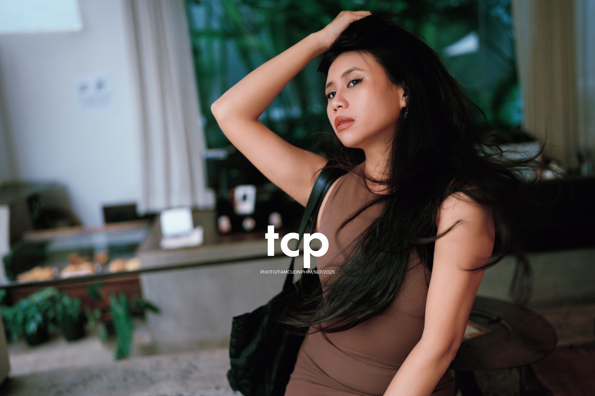 Tám Cuộn Phim - Khi ly cà phê vừa kịp đặt xuống mặt bàn gỗ