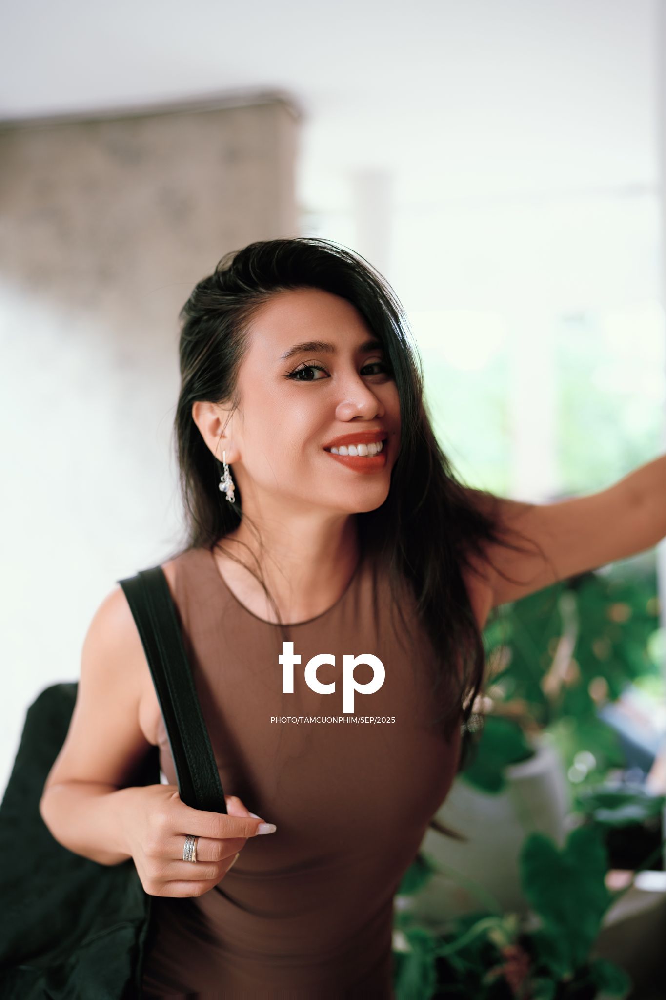 Tám Cuộn Phim - Khi ly cà phê vừa kịp đặt xuống mặt bàn gỗ