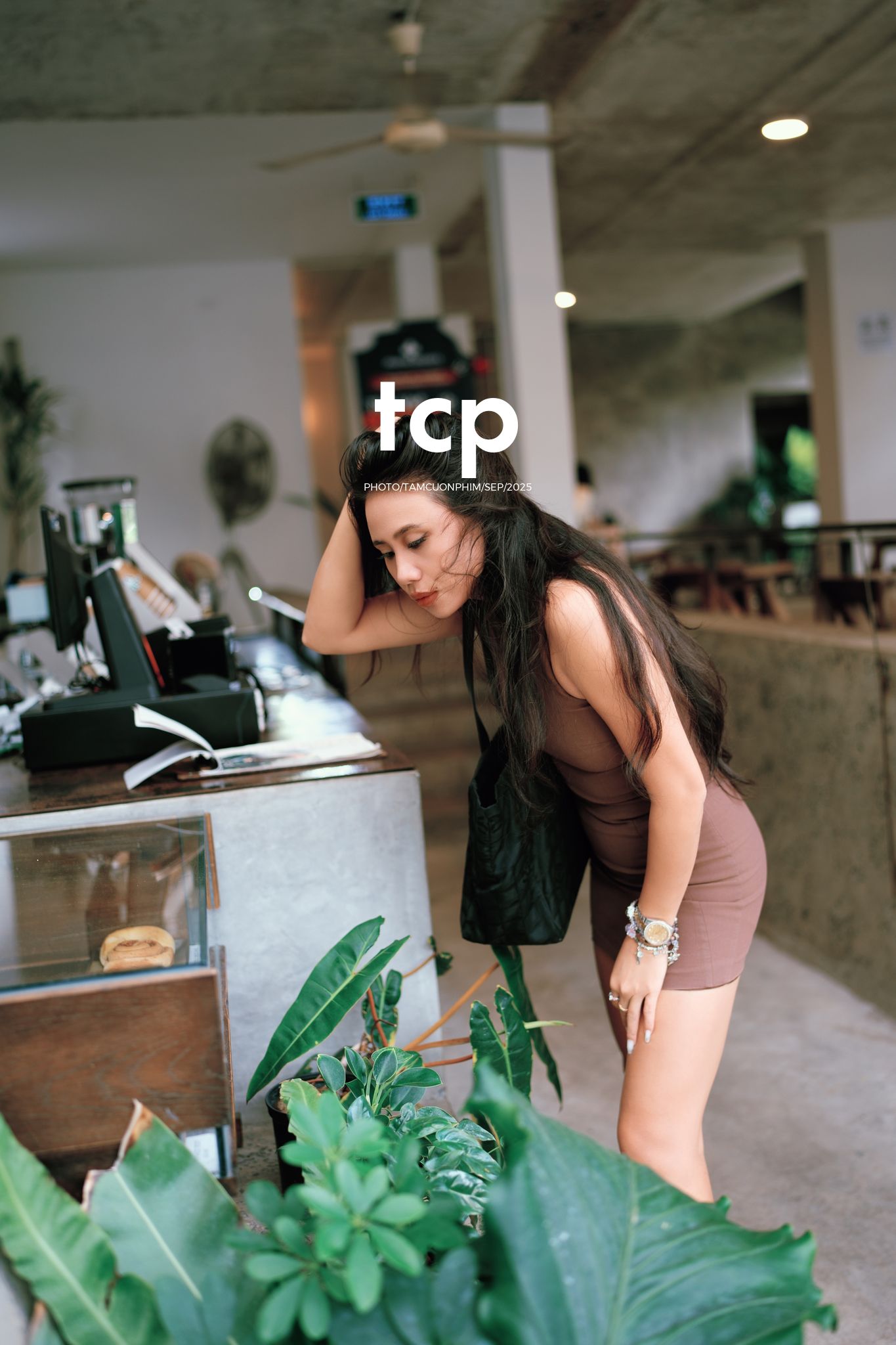 Tám Cuộn Phim - Khi ly cà phê vừa kịp đặt xuống mặt bàn gỗ