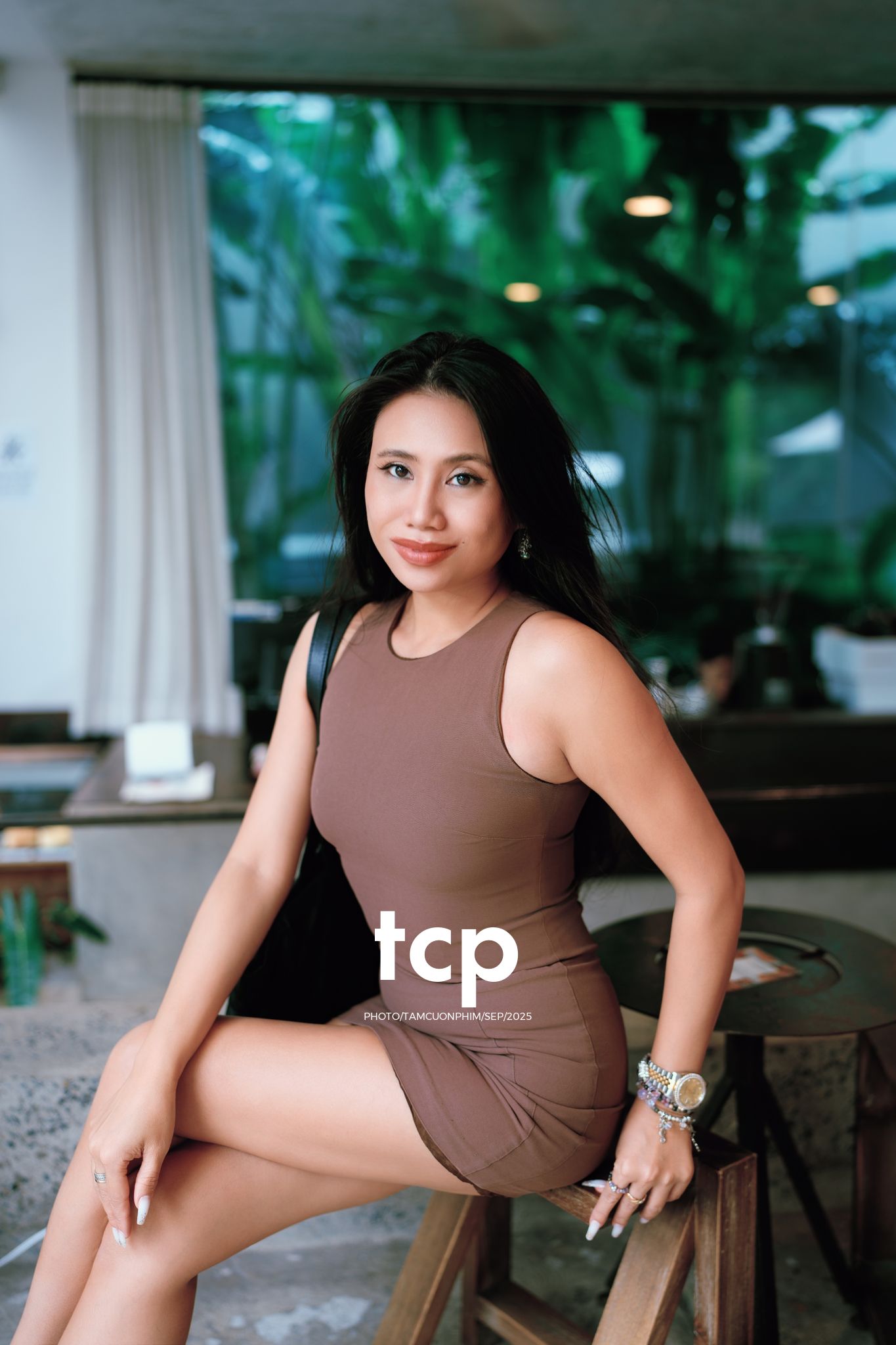 Tám Cuộn Phim - Khi ly cà phê vừa kịp đặt xuống mặt bàn gỗ