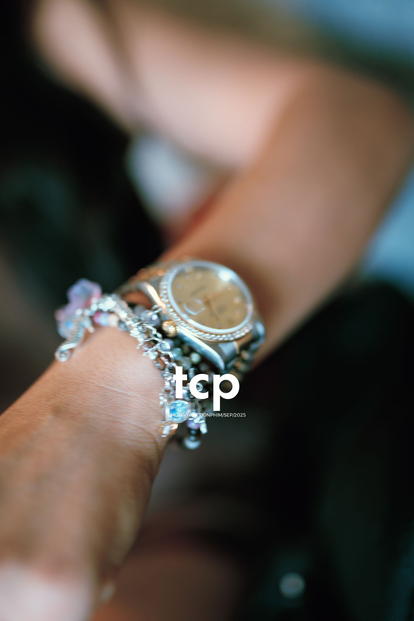 Tám Cuộn Phim - Khi ly cà phê vừa kịp đặt xuống mặt bàn gỗ